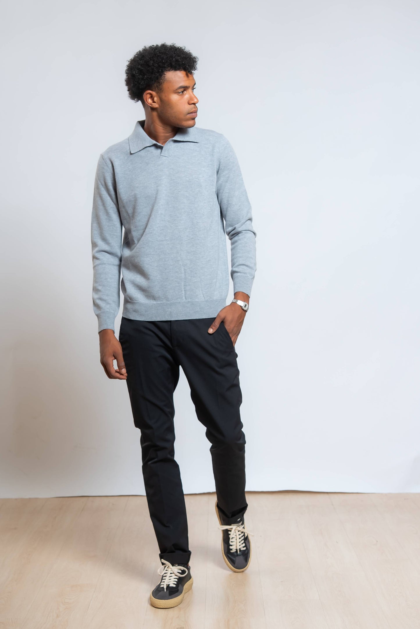 pantalone dondup gaubert in tessuto tecnico nero abbinato ad una polo grigia a maniche lunghe