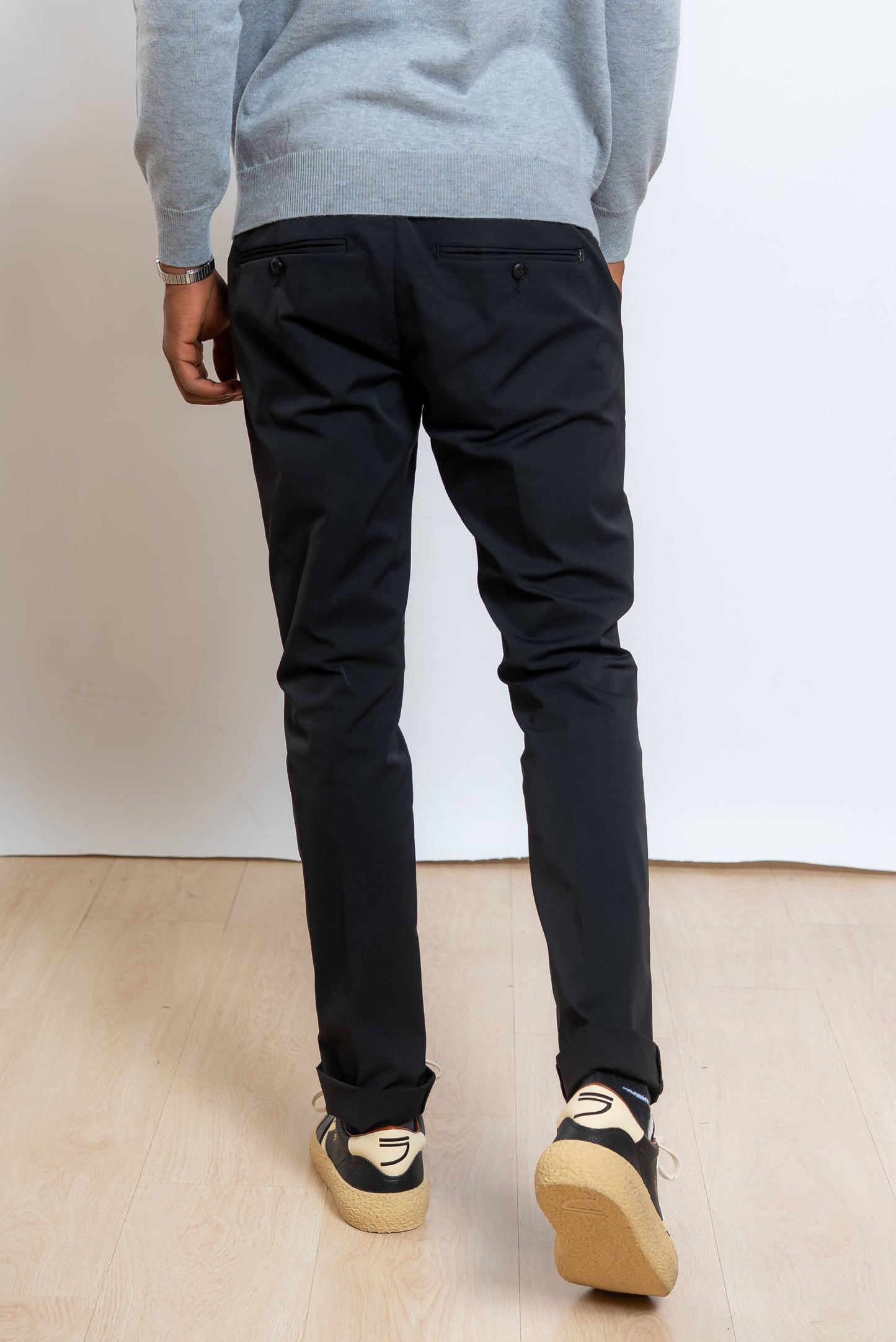 dondup pantalone chino gaubert in tessuto tecnico nero - vista posteriore