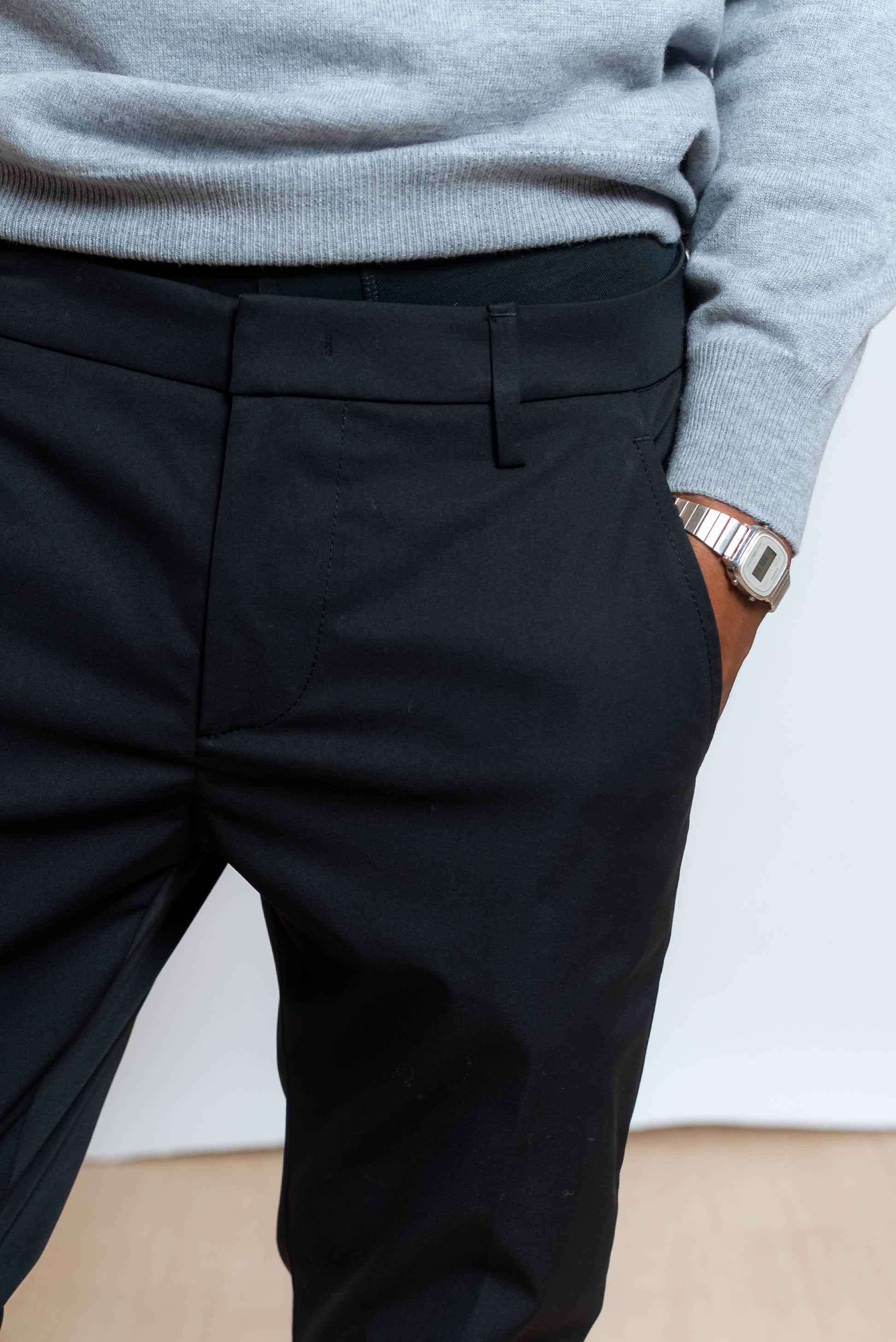 dettaglio chiusura frontale nascosta del pantalone di dondup gaubert in tessuto tecnico nero