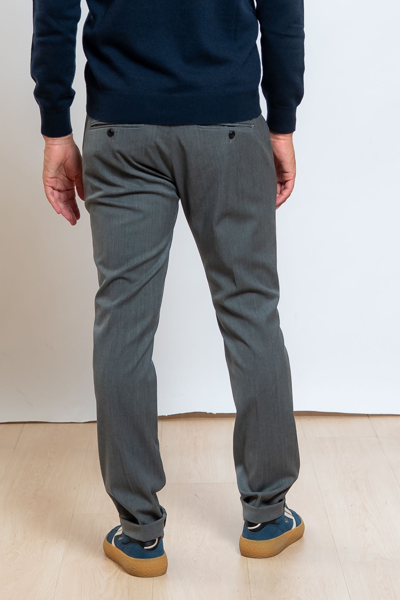dondup pantalone gaubert modello chino, realizzato in misto lana grigio - visuale posteriore