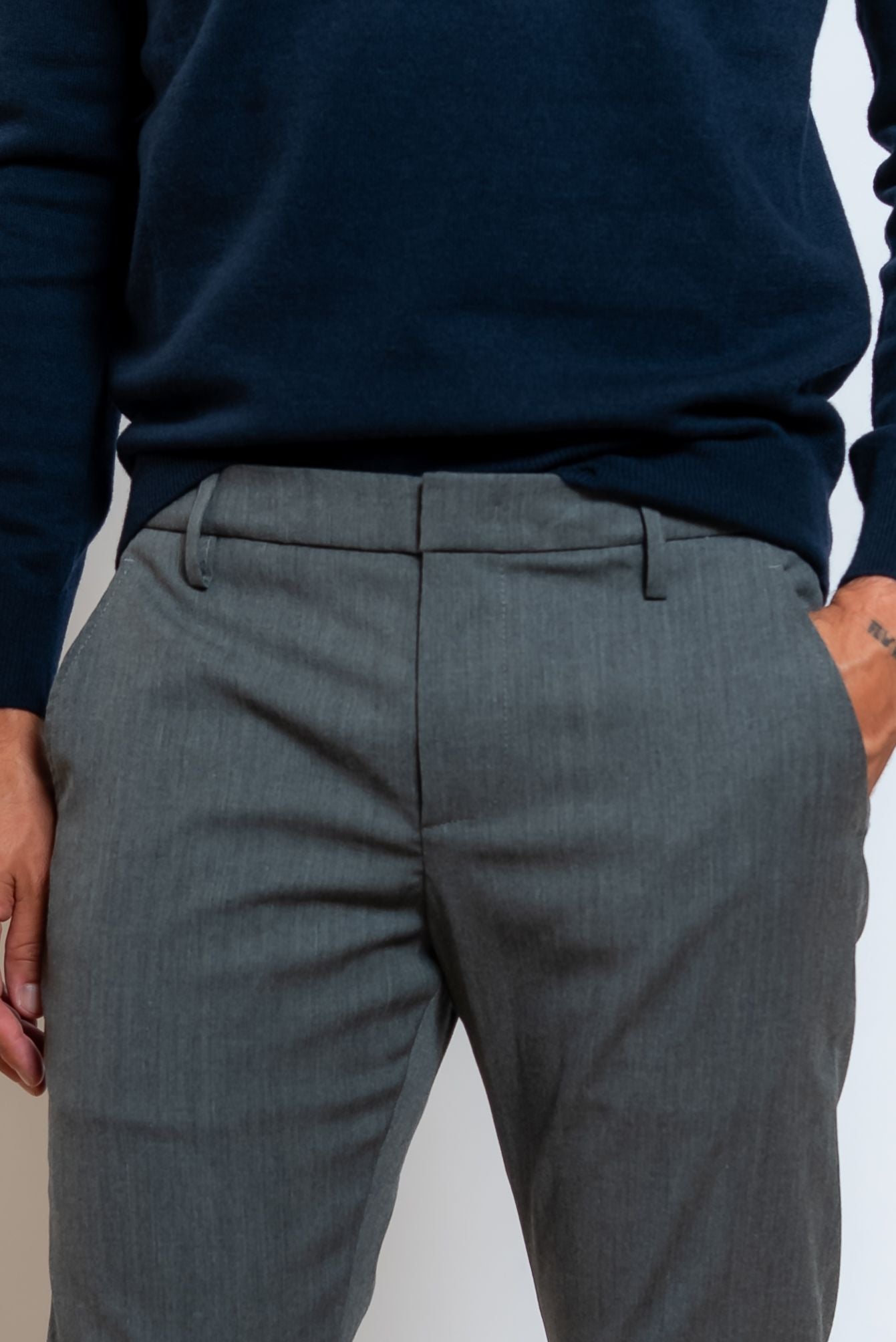 dettaglio della chiusura frontale nascosta del pantalone di dondup gaubert modello chino, realizzato in misto lana grigio