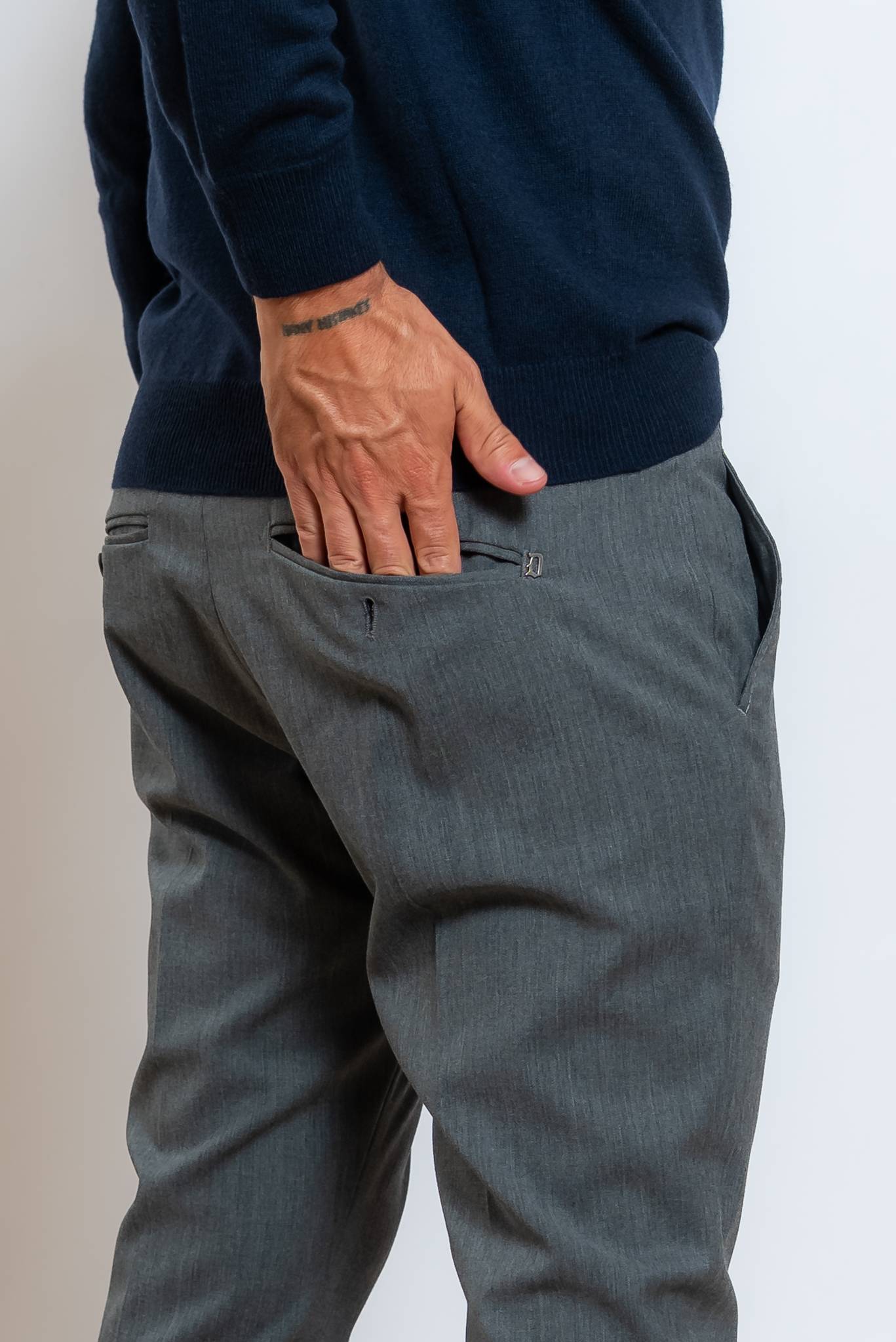 dettaglio delle tasche posteriori del pantalone di dondup modello gaubert in misto lana grigio