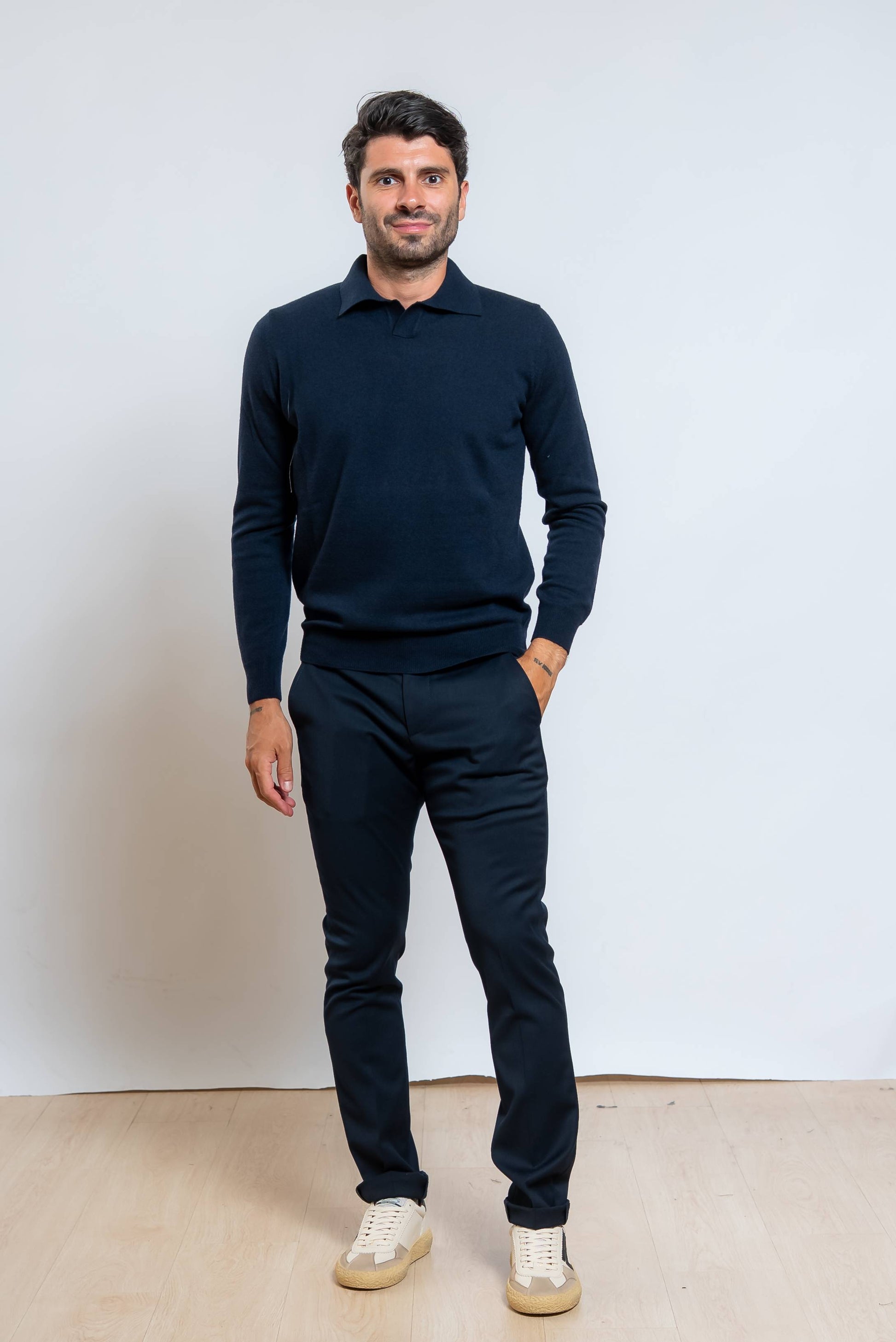 pantalone dondup modello gaubert in misto lana blu abbinato ad una polo a maniche lunghe tono su tono