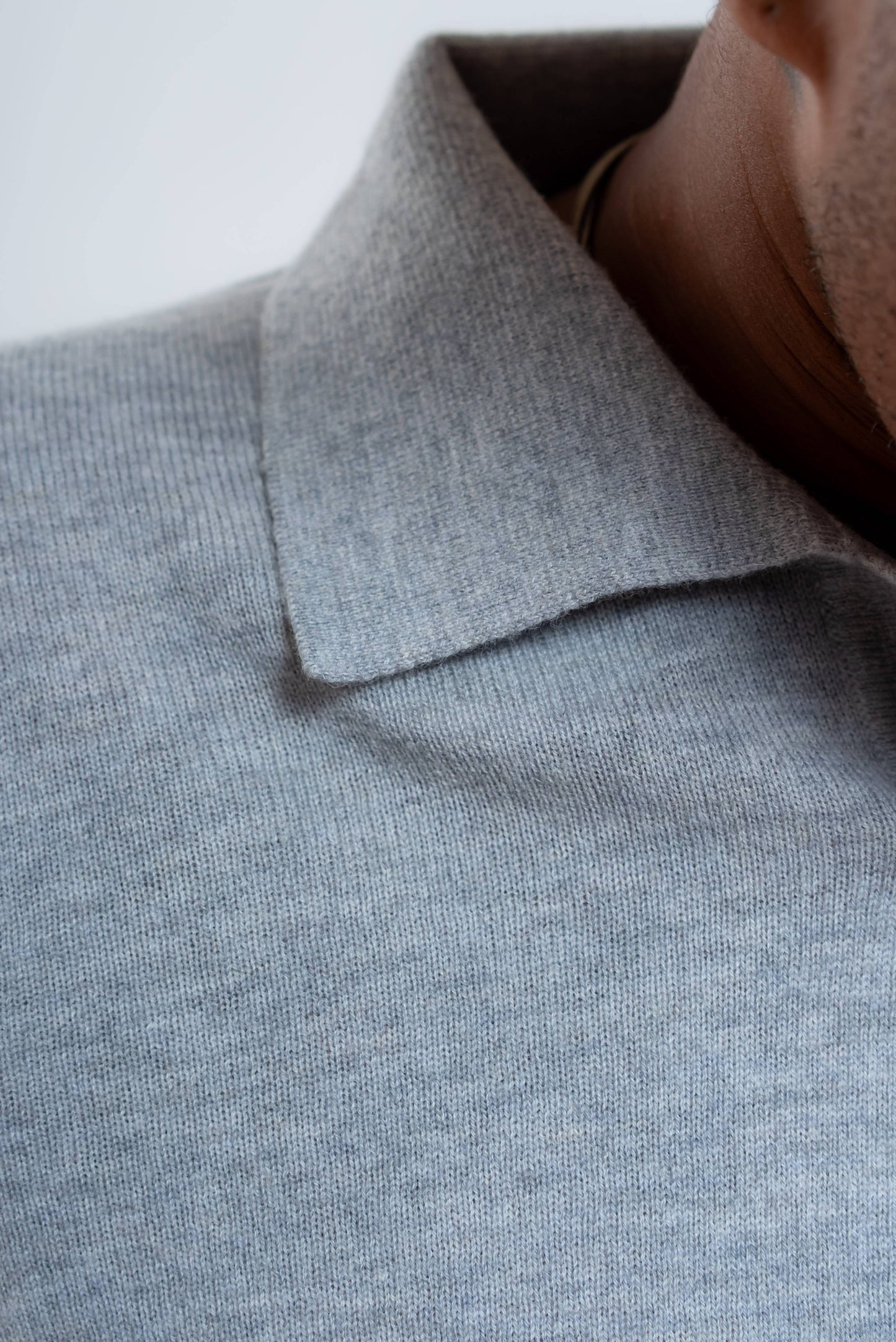 dettaglio colletto della poolo kangra a maniche lunghe in lana grigia 