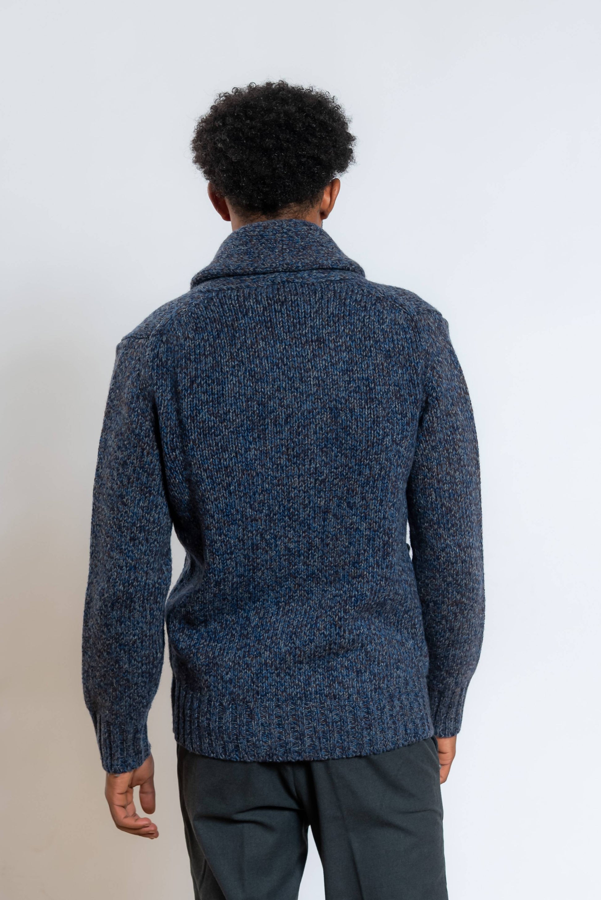 Cardigan da uomo in lana blu di kangra con bottoni frontali e colletto sciallato - visuale posteriore