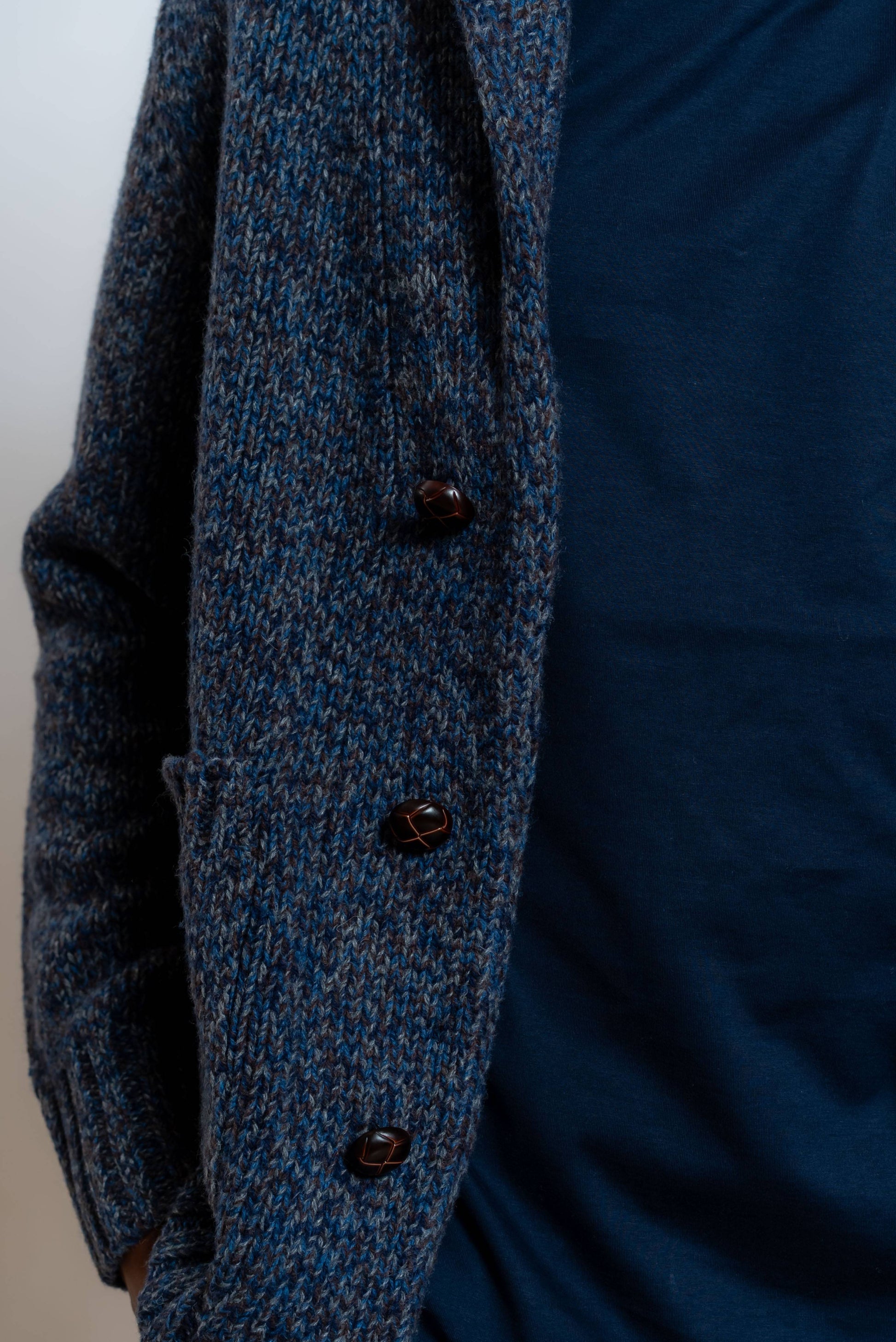 dettaglio del cardigan da uomo blu con bottoni di kangra realizzato in lana