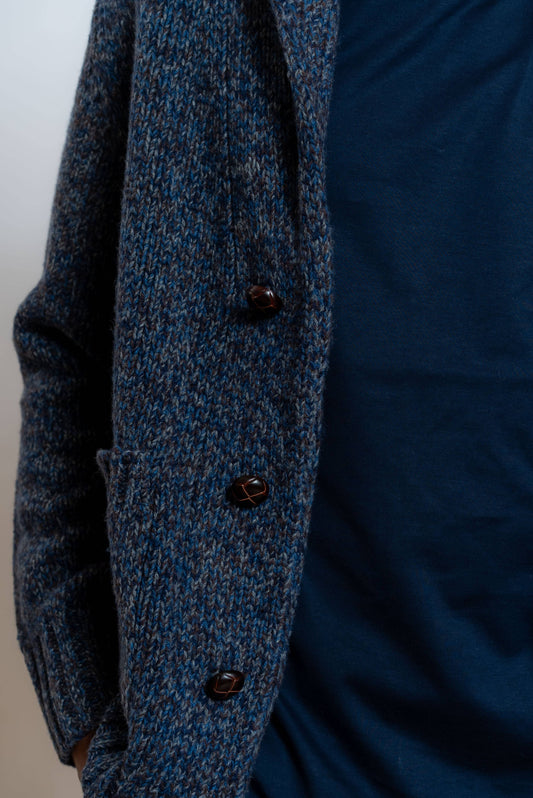 dettaglio del cardigan da uomo blu con bottoni di kangra realizzato in lana
