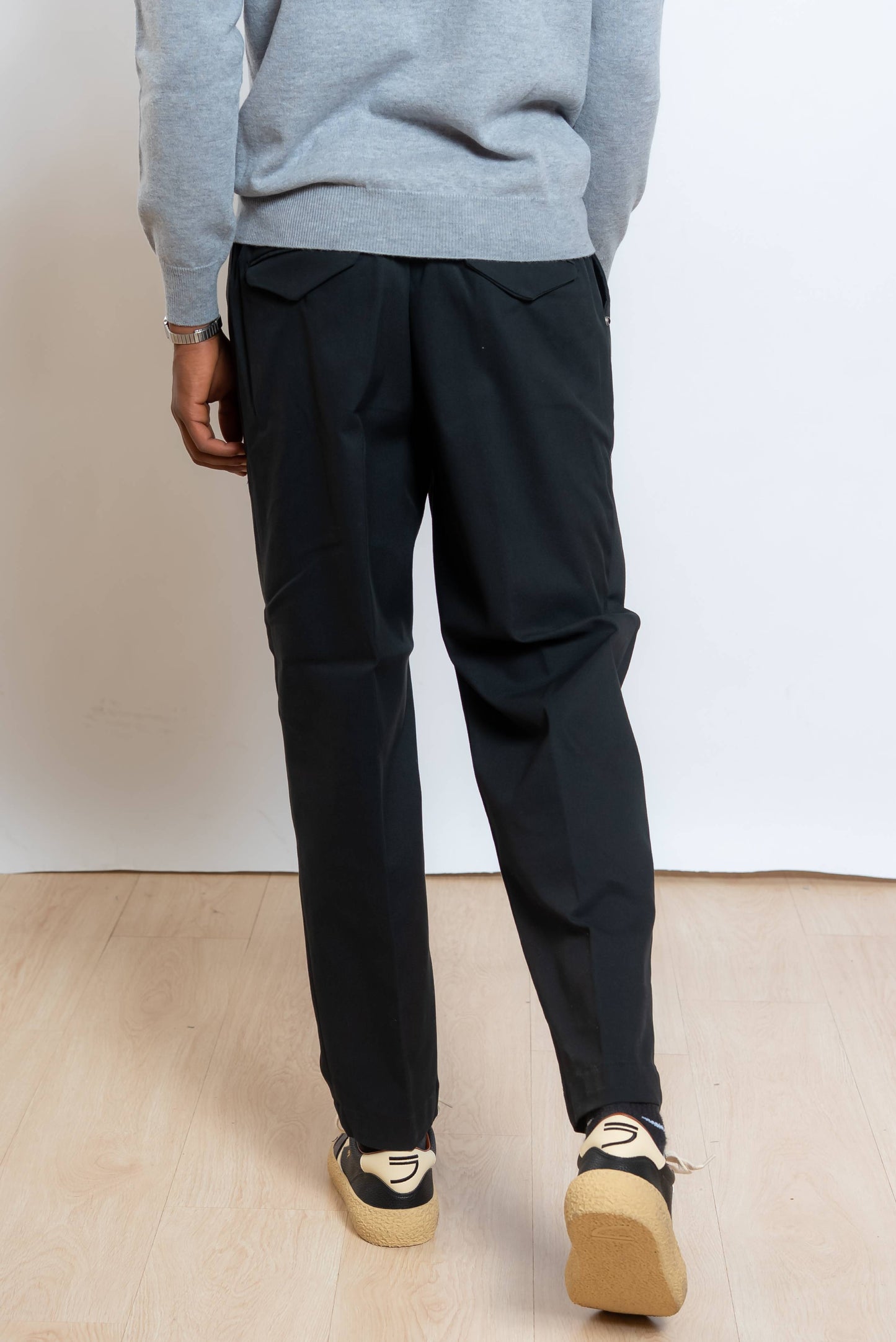 white sand pantalone nero con pinces sul davanti e vita regolabile - vista posteriore