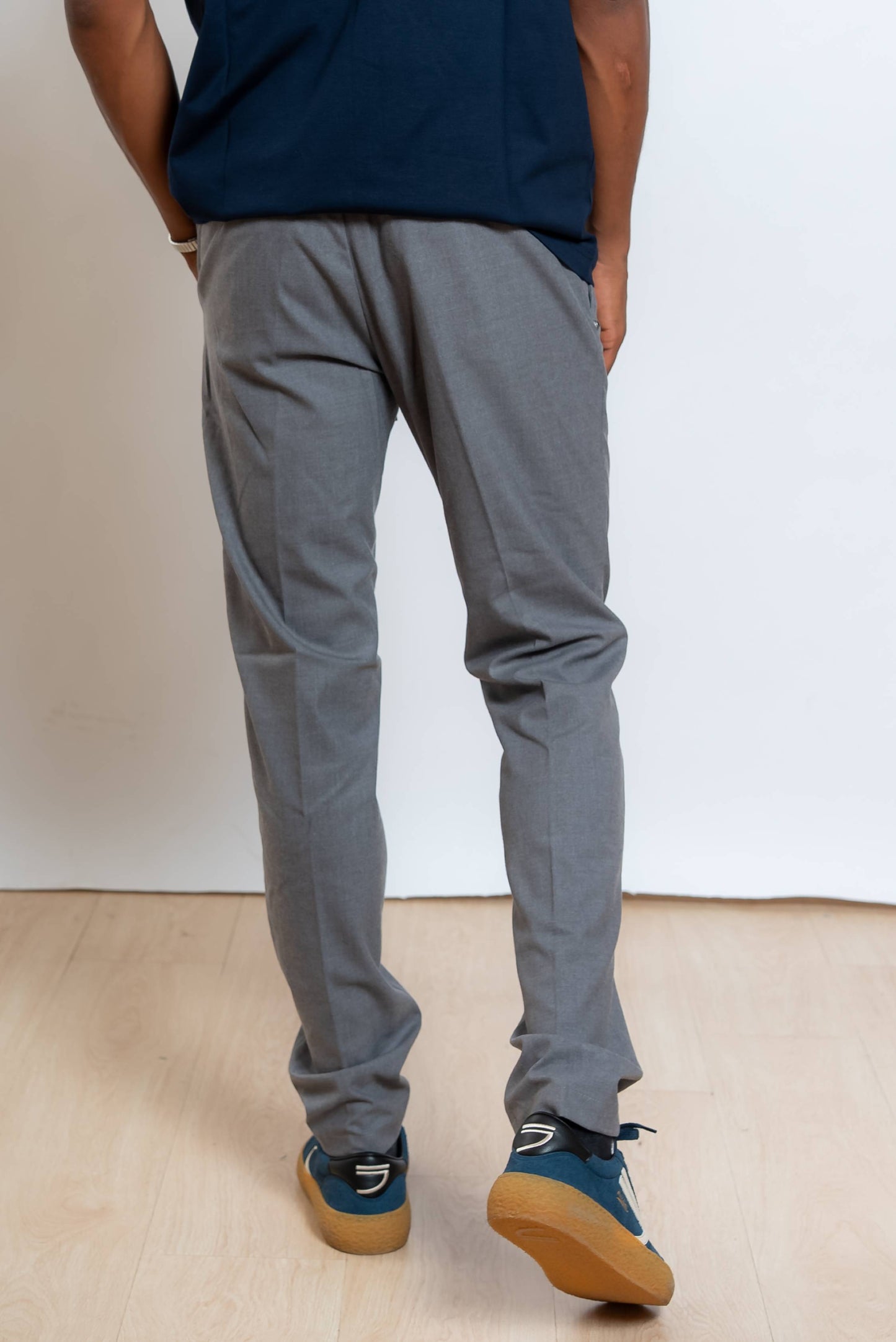 pantalone white sand modello robert con vita regolabile realizzato in tessuto effetto lana grigio - visuale posteriore