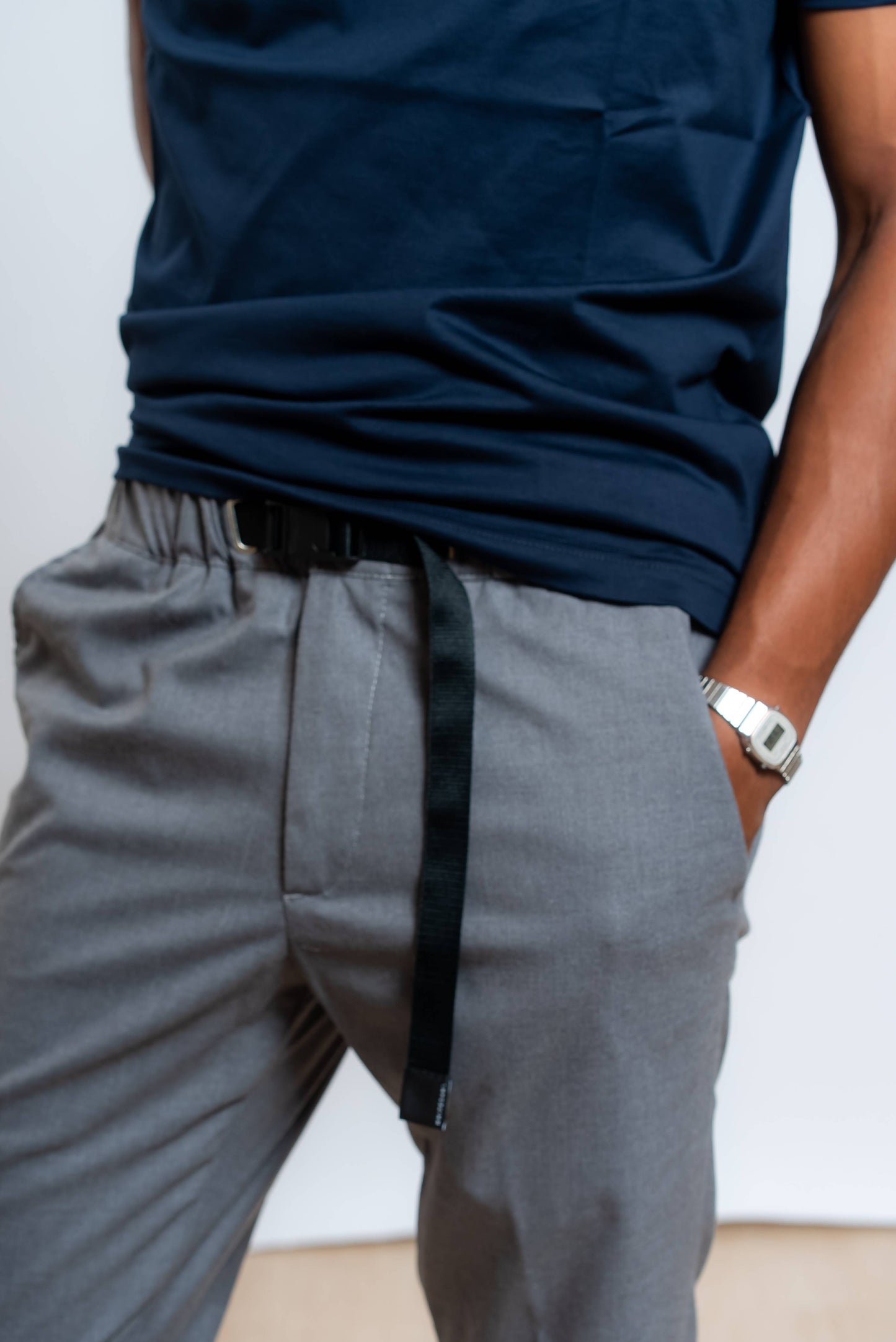 dettaglio della vita regolabile con coulisse del pantalone white sand modello robert grigio