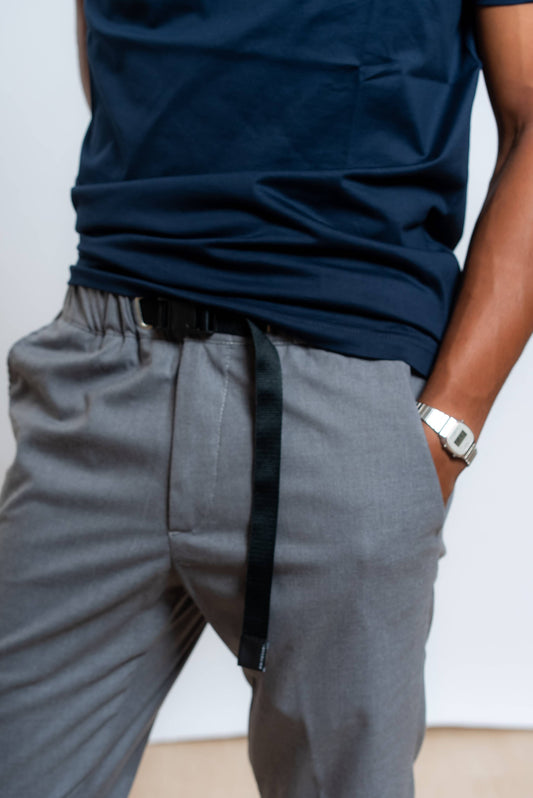 dettaglio della vita regolabile con coulisse del pantalone white sand modello robert grigio