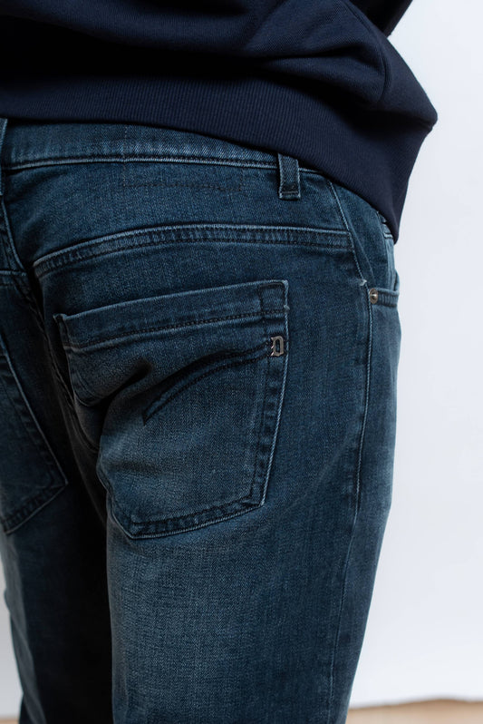 dettaglio del logo dondup sulla tasca posteriore del jeans george 