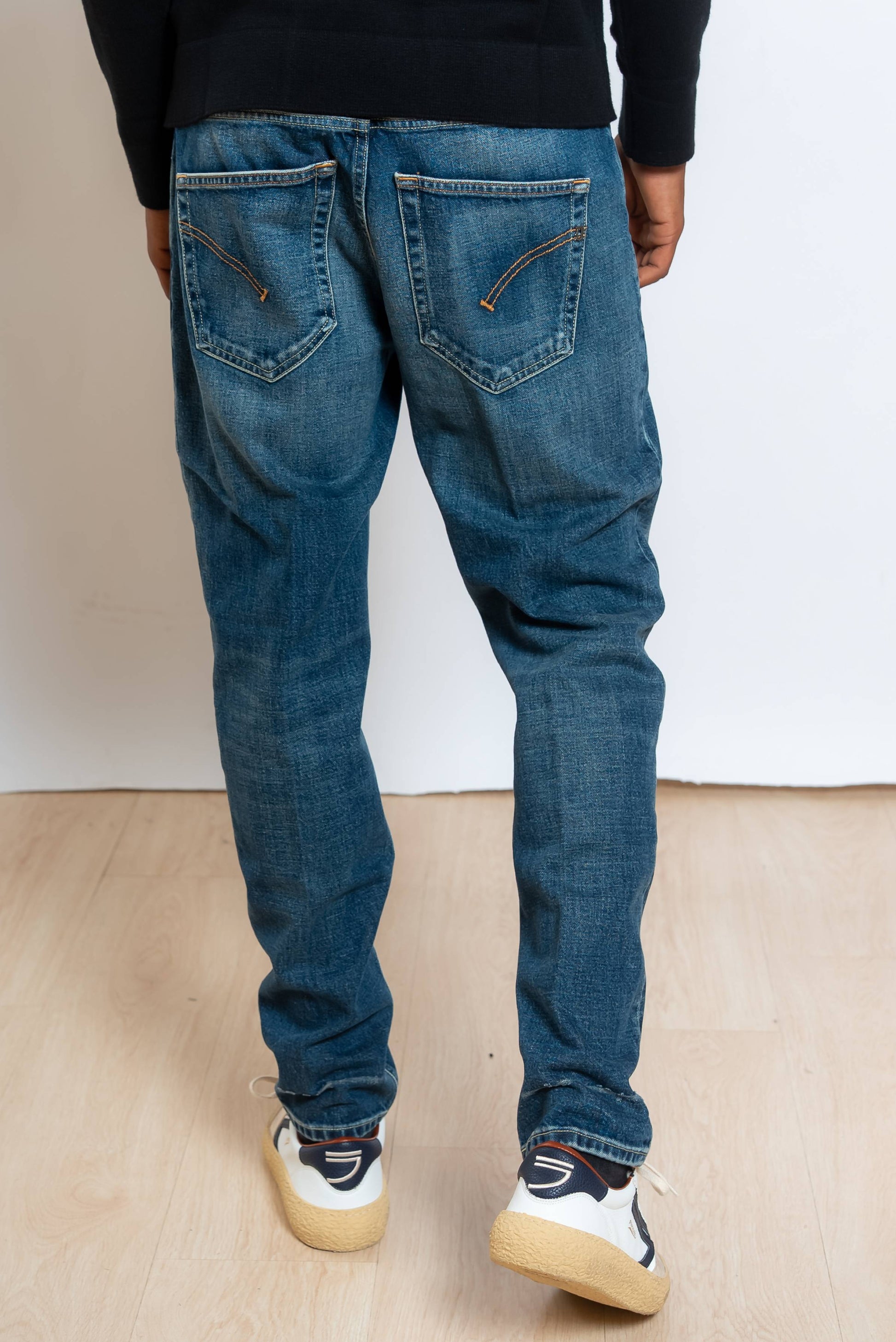 jeans brighton di dondup modello carrot fit  blu con effetto lavato - visuale posteriore