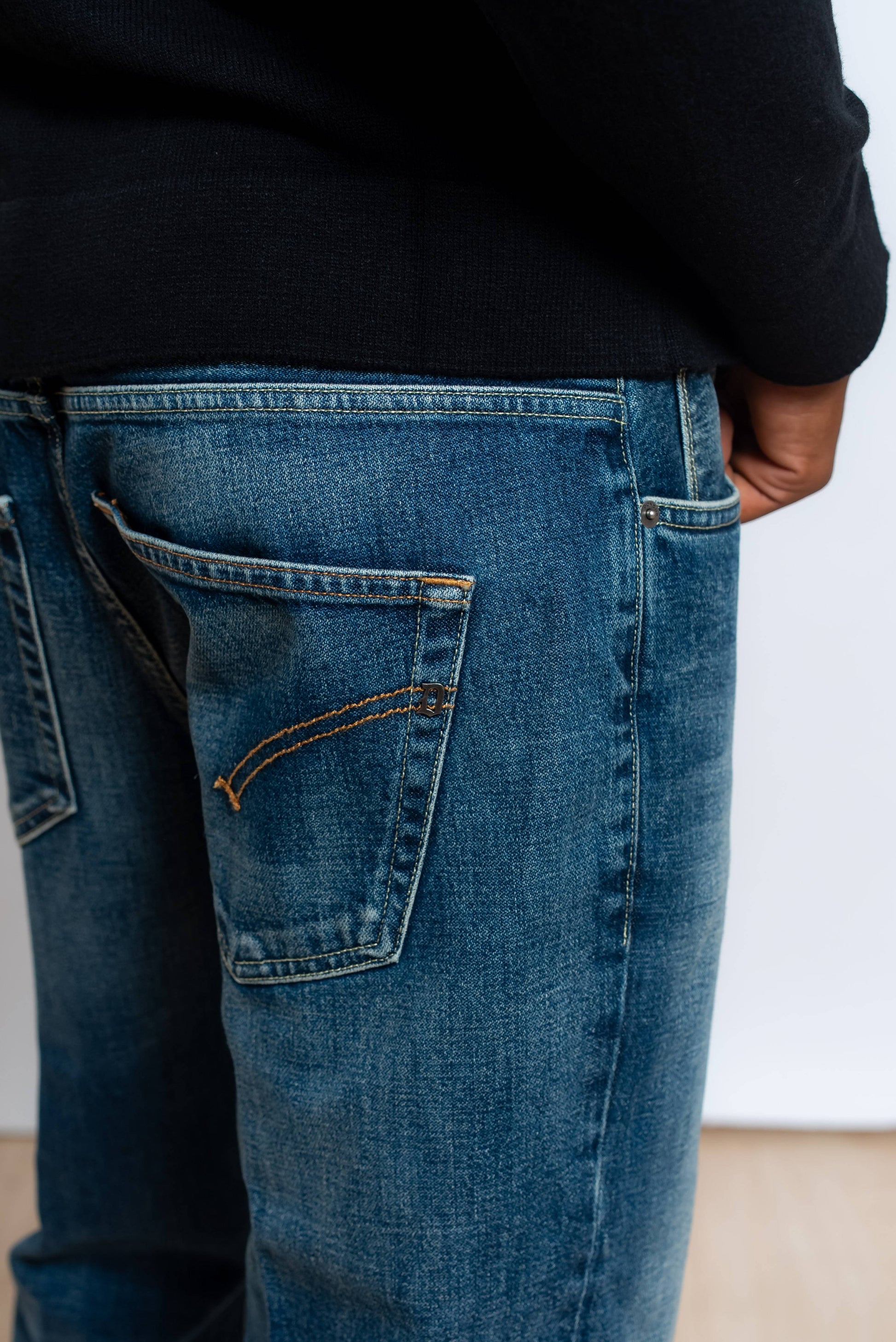 dettaglio della tasca posteriore del jeans dondup brighton modello carrot fit blu medio con effetto lavato