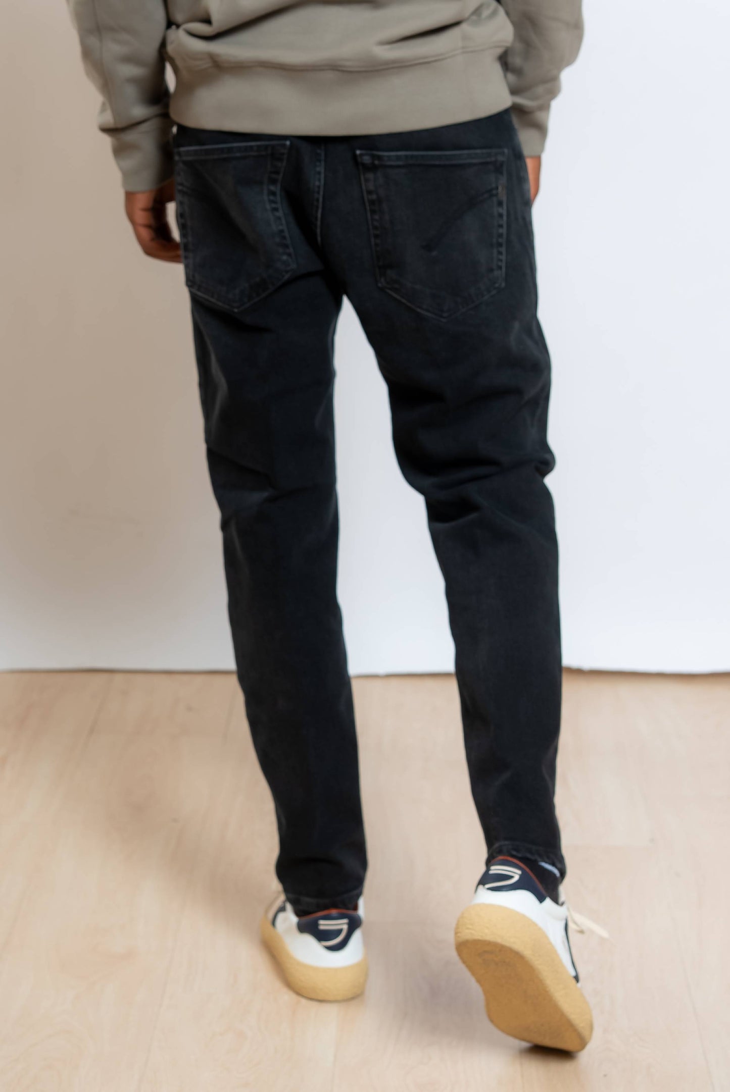 dondup jeans brighton modello carrot fit nero con gamba morbida - visuale posteriore