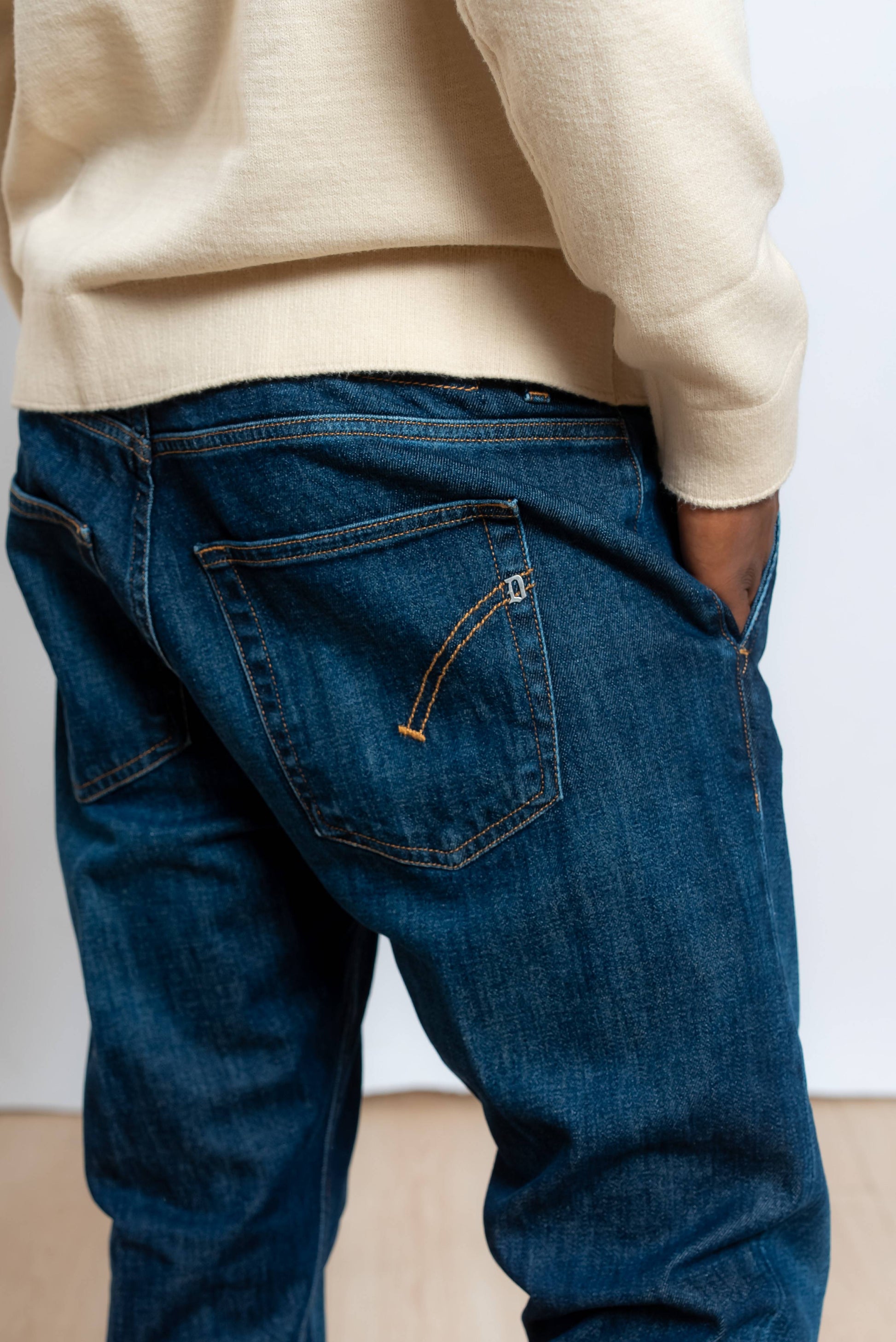 dettaglio posteriore del jeans di dondup modello jeff blu con vestibilità carrot fit