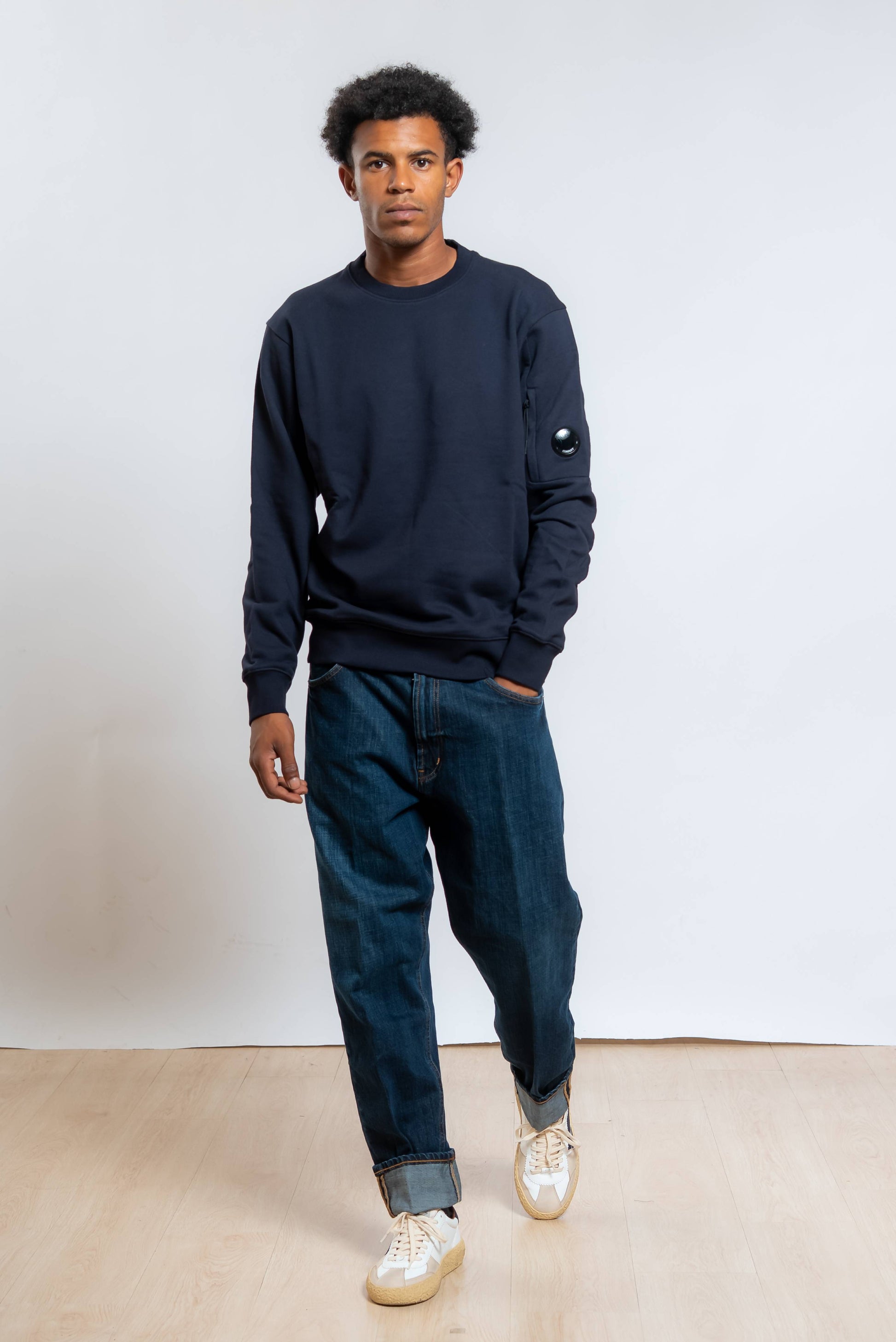 jeans paco di dondup blu scuro abbinato ad una felpa blu 