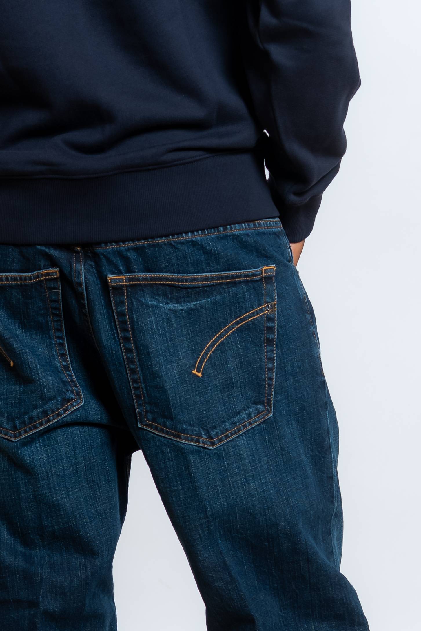 dettaglio delle tasche posteriori del jeans dondup modello paco blu scuro con vestibilità loose fit