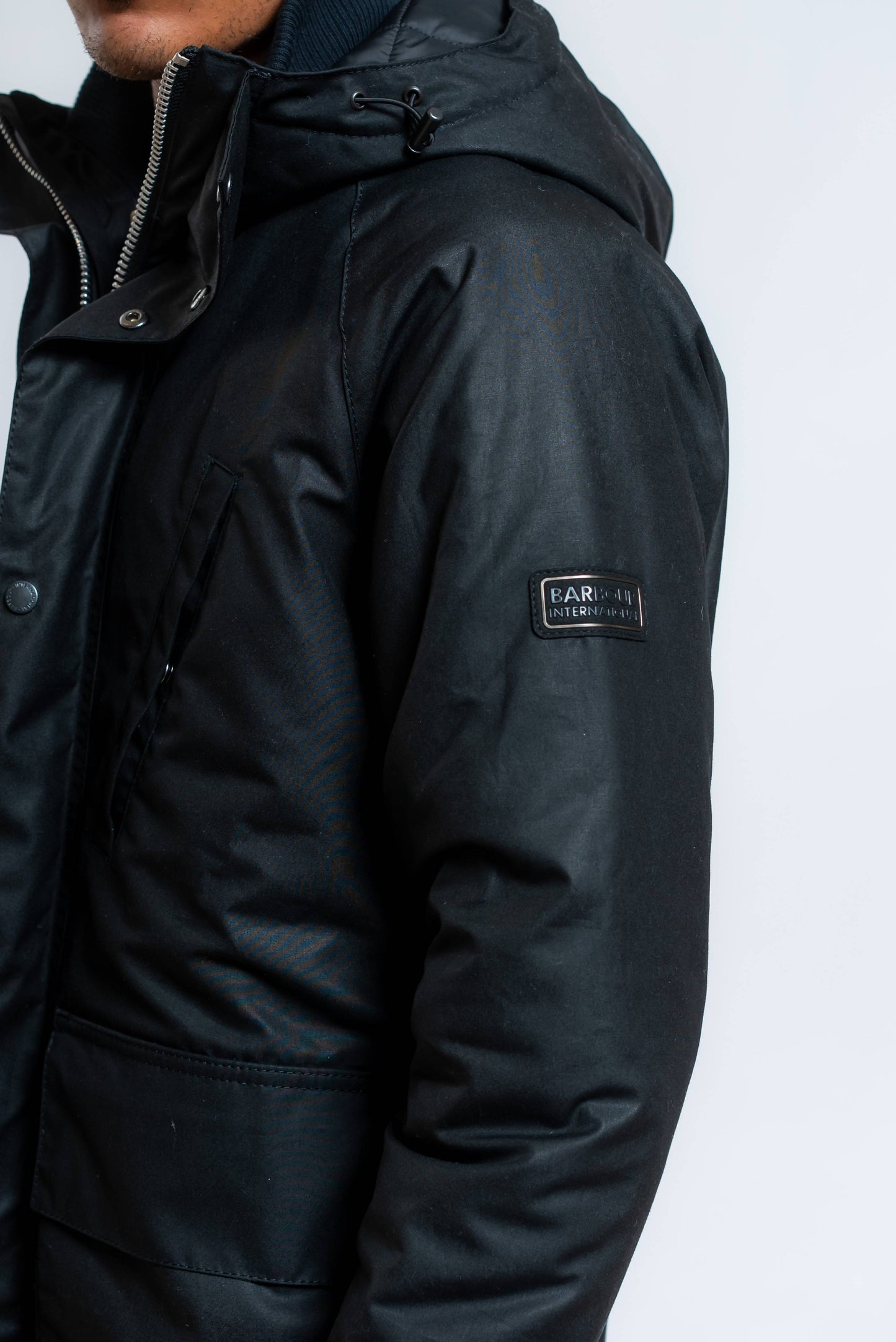  dettaglio sul giubbino Barbour international oakdale realizzato in cotone cerato con cappuccio e tasconi 