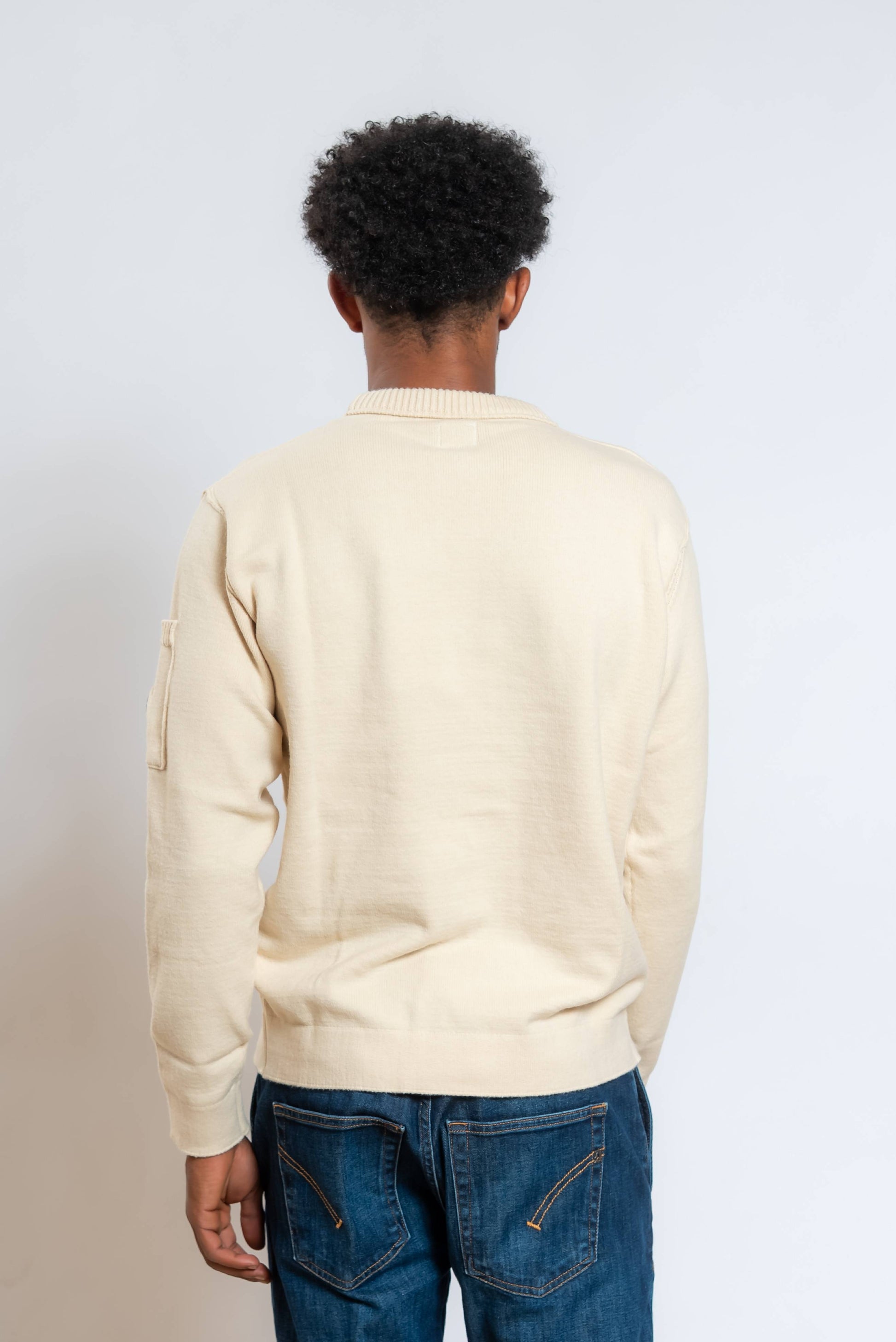 cp company maglione cotton stretch beige a girocollo con taschino sul braccio con Lens - visuale posteriore