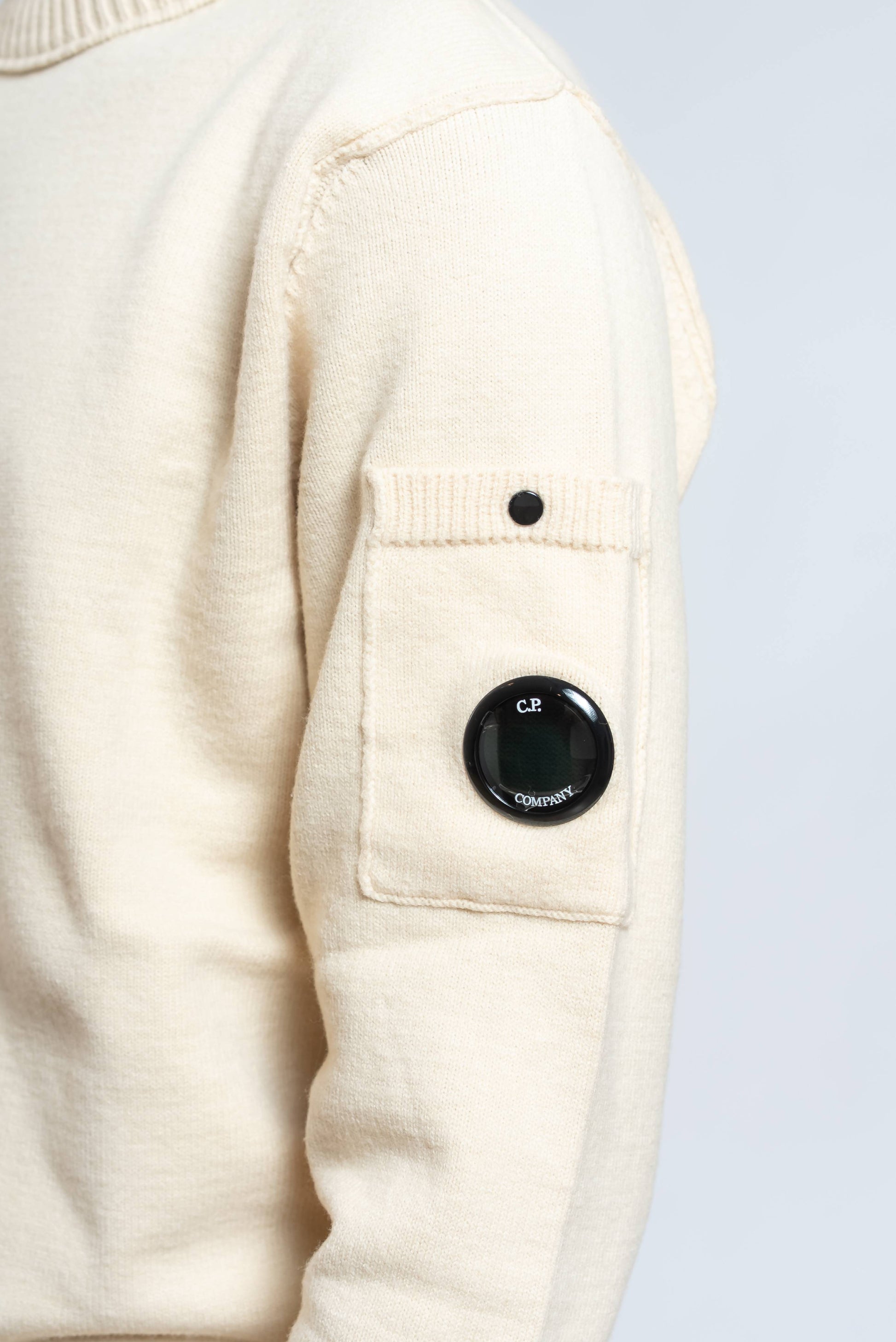 dettaglio taschino con cp company lens sul maglione a girocollo cotton stretch beige