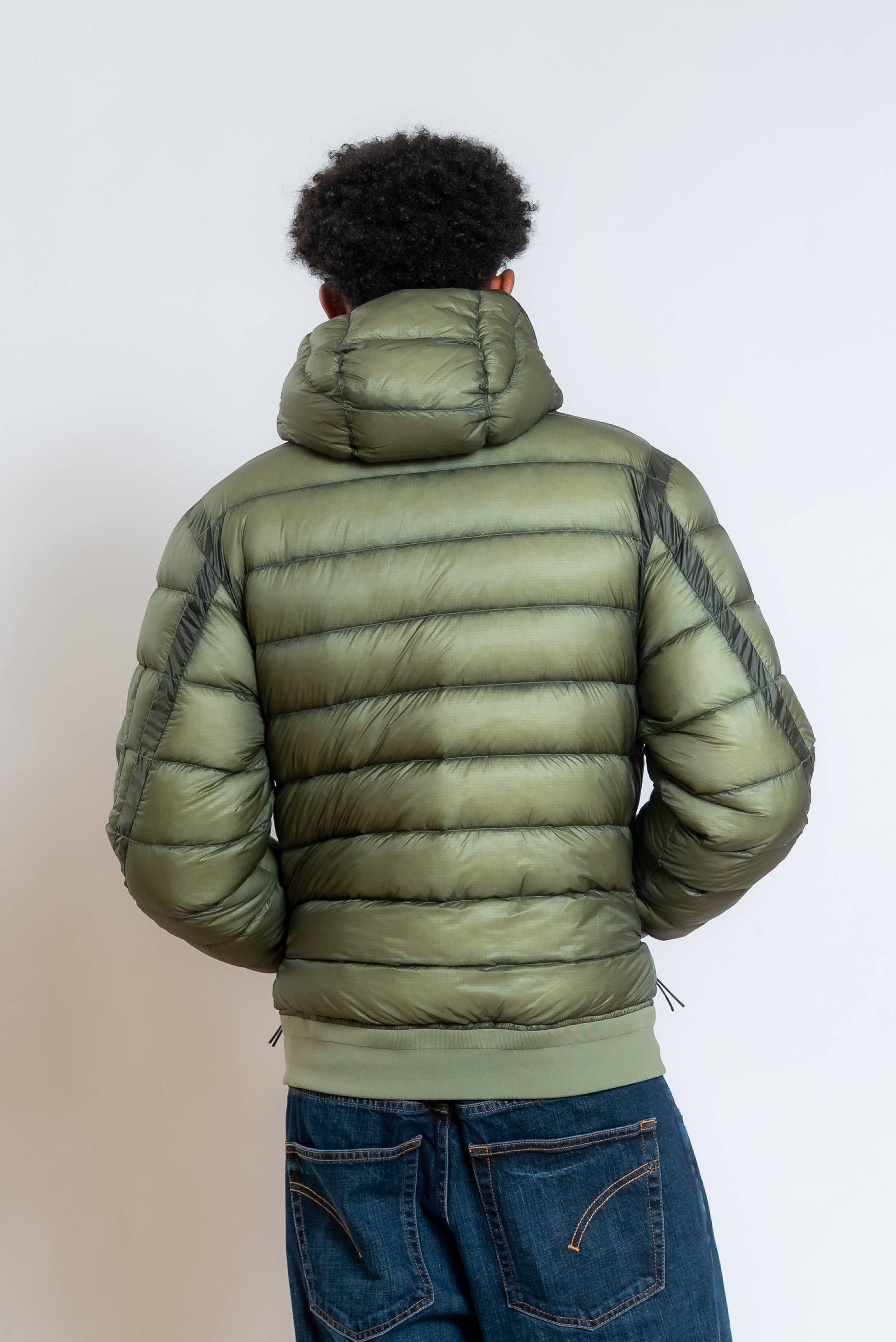 cp company piumino dd shell verde imbottito con piuma d'oca - visuale posteriore con cappuccio