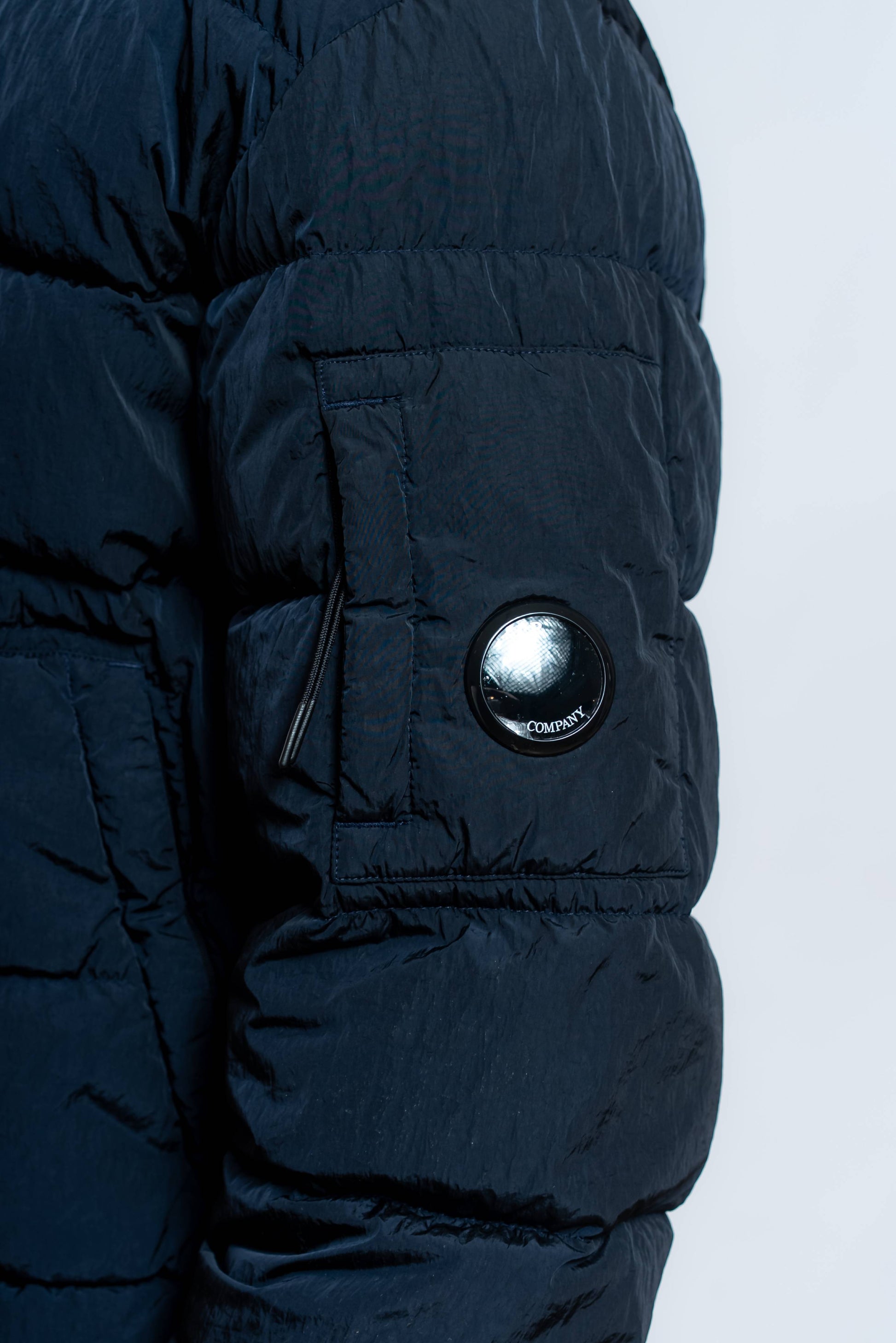 piumino chrome r medium in vera piuma d'oca con taschino sul braccio con dettaglio Lens cp company 