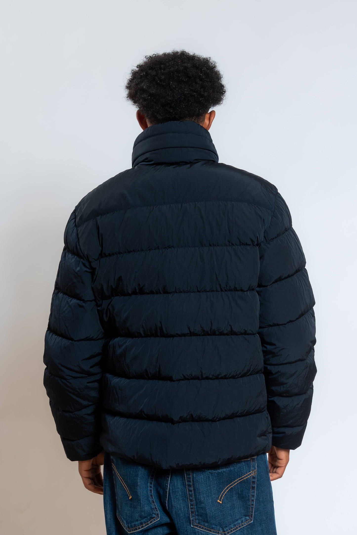 cp company chrome r medium blu scuro imbottito con piuma d'oca, con cappuccio estraibile - visuale posteriore