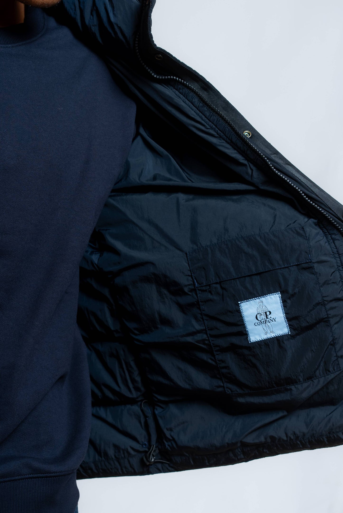 dettaglio del taschino interno con logo cp company del piumino chrome r medium blu in vera piuma d'oca 