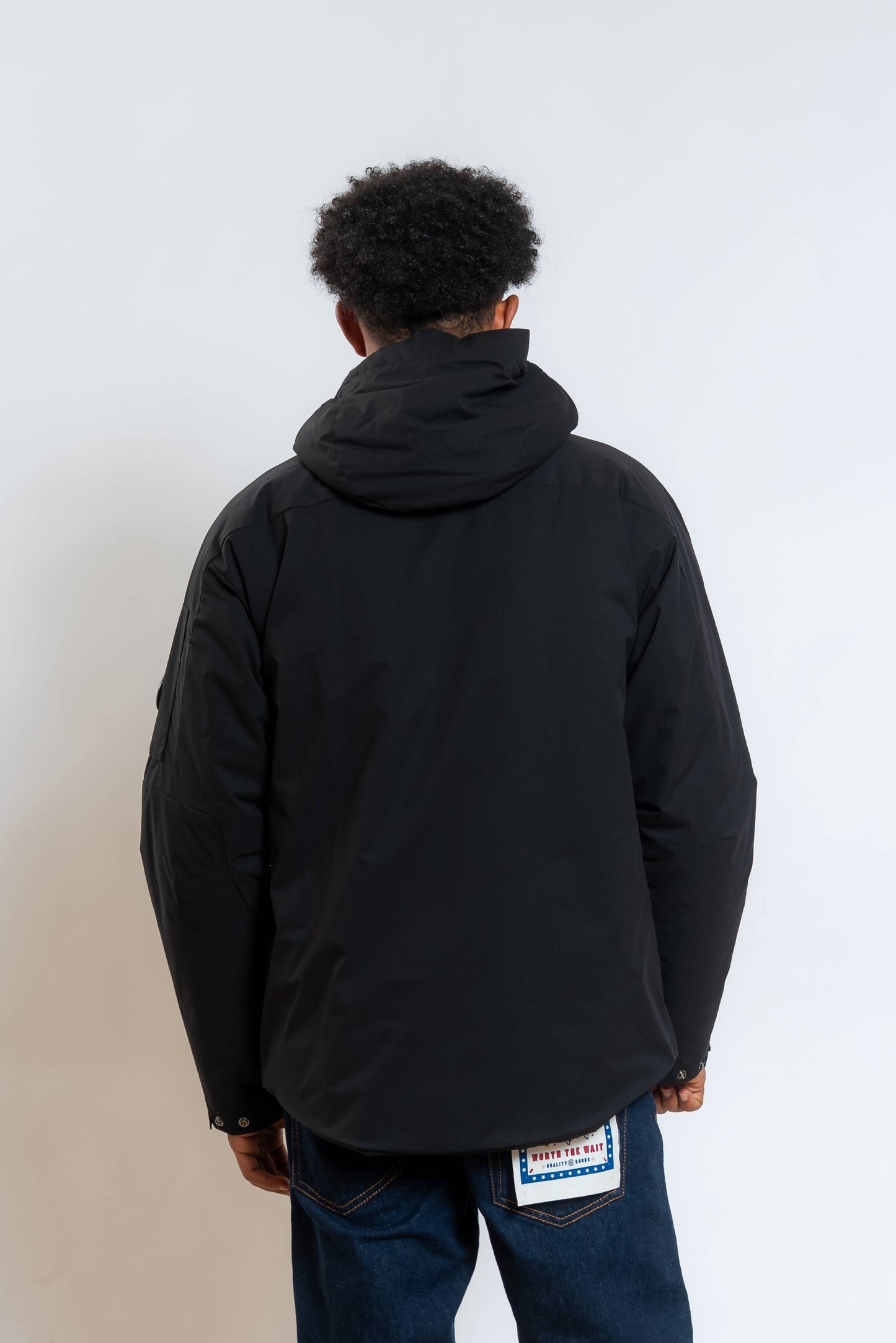 Cp Company giubbino pro tek medio nero con cappuccio - visuale posteriore