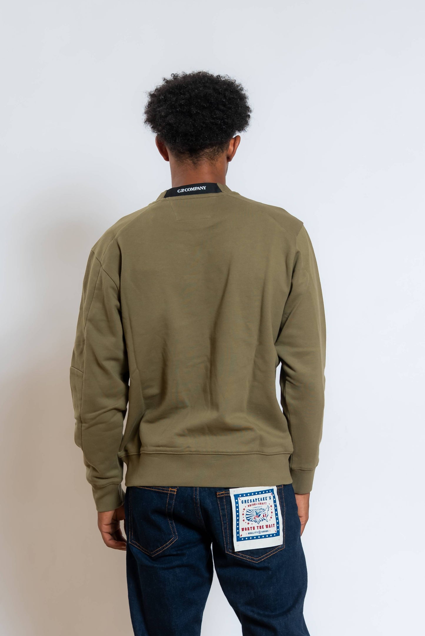 felpa a girocollo di cp company diagonal raised fleece realizzata in cotone - visuale frontale con etichetta con logo 