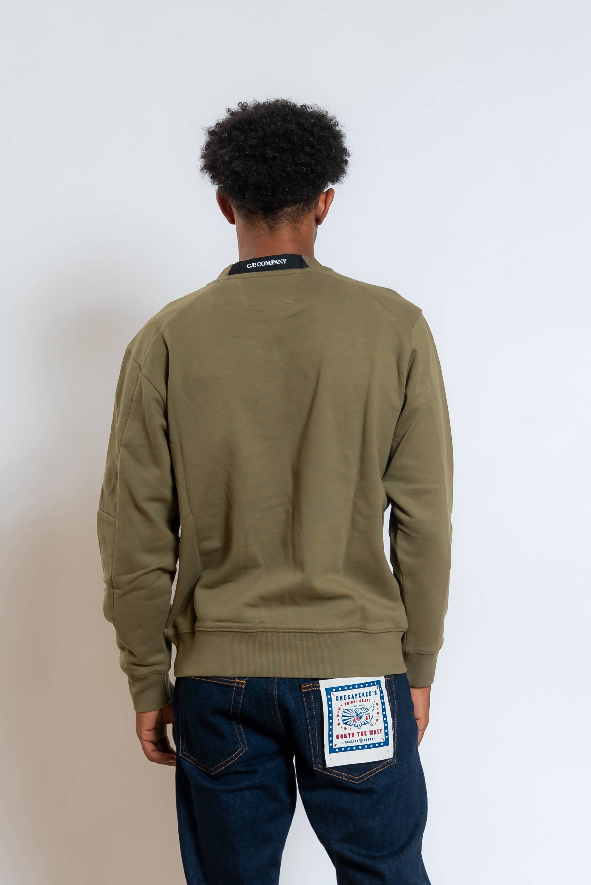 felpa a girocollo di cp company diagonal raised fleece realizzata in cotone - visuale frontale con etichetta con logo 