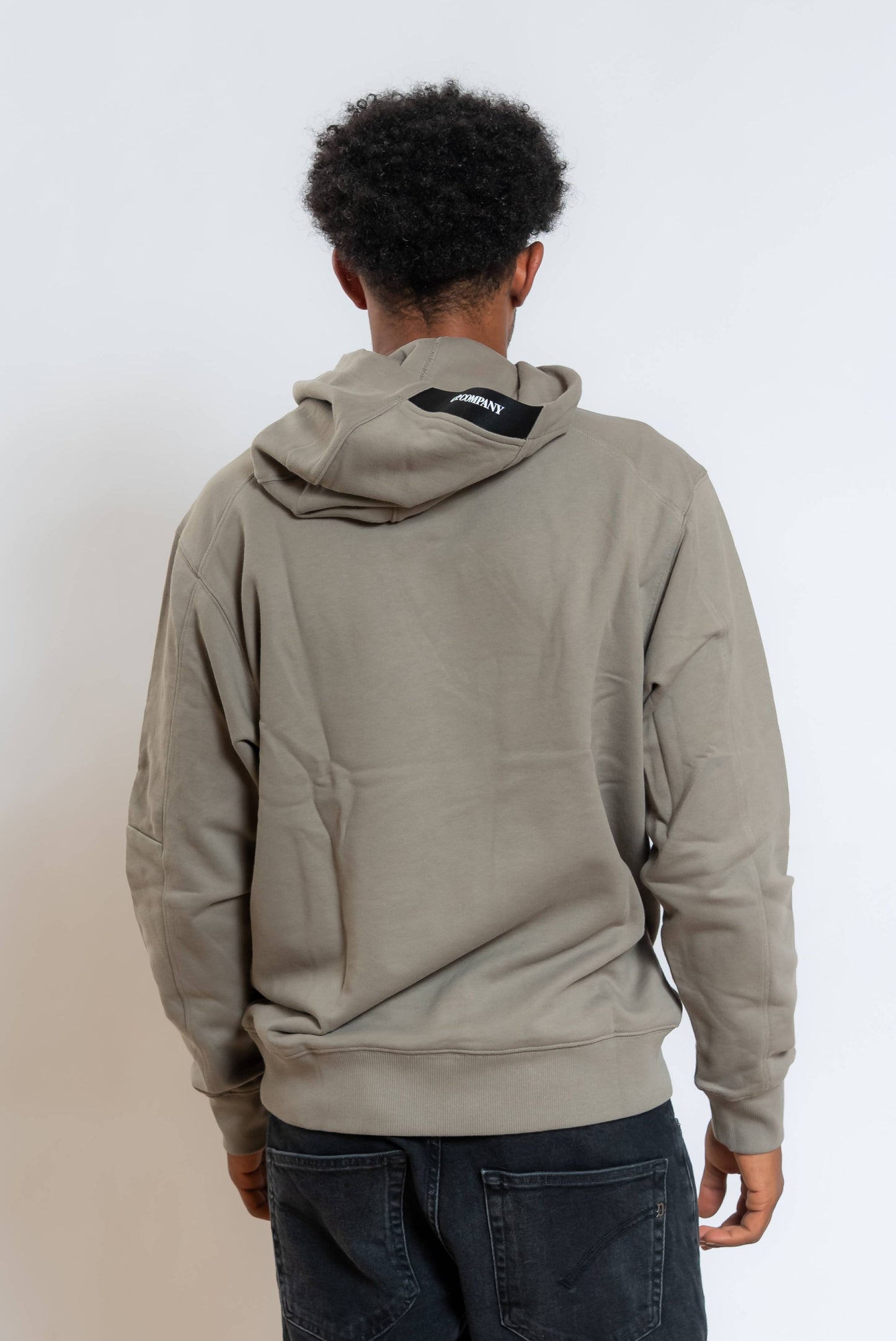  cp company felpa hooded diagonal raised fleece realizzata in cotone verde con cappuccio e logo - visuale posteriore