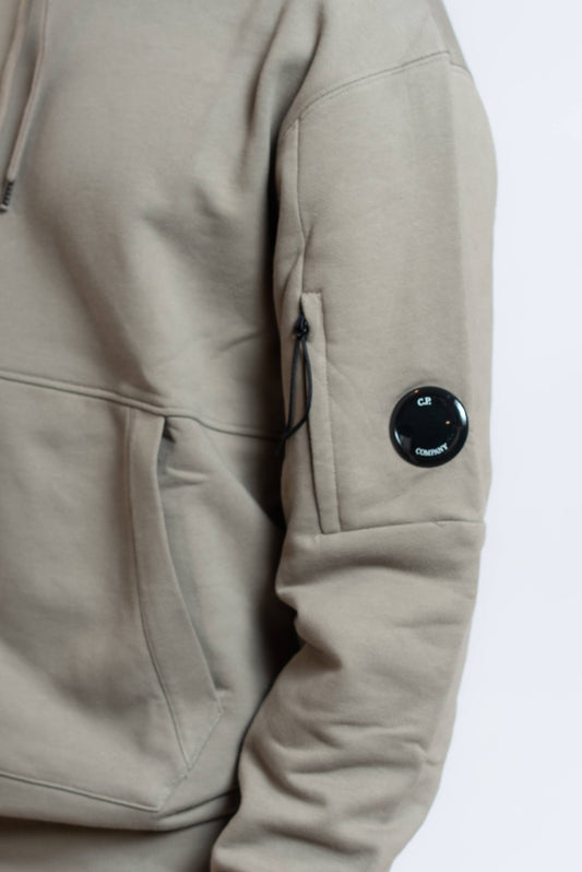 dettaglio del taschino con Lens cp company sulla felpa hooded diagonal raised fleece in cotone verde con cappuccio