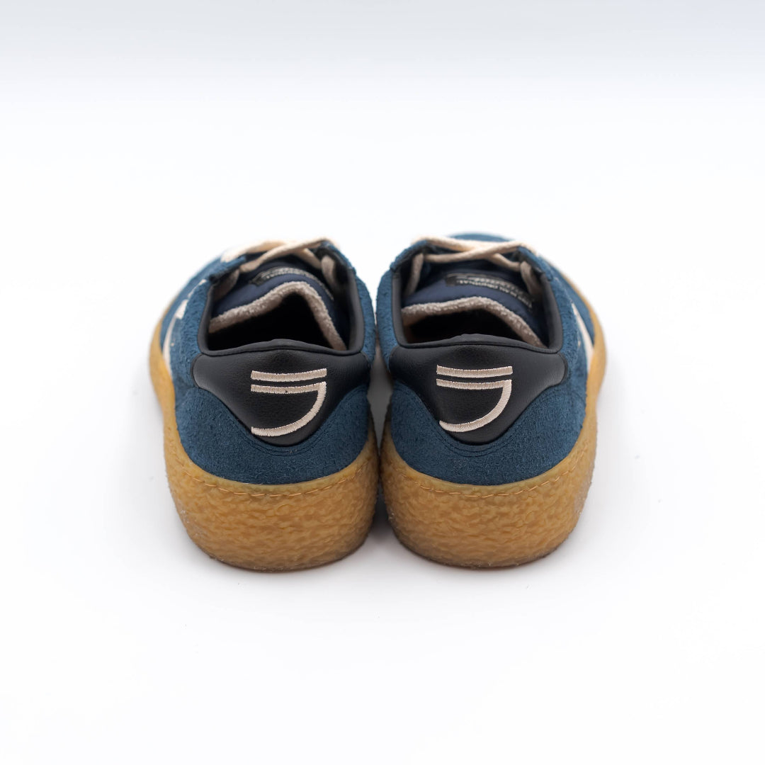 Sneakers vintage puraai da uomo in suede vegano blu con inserti bianchi e suola in gomma, logo ricamato sul tallone - visuale posteriore 