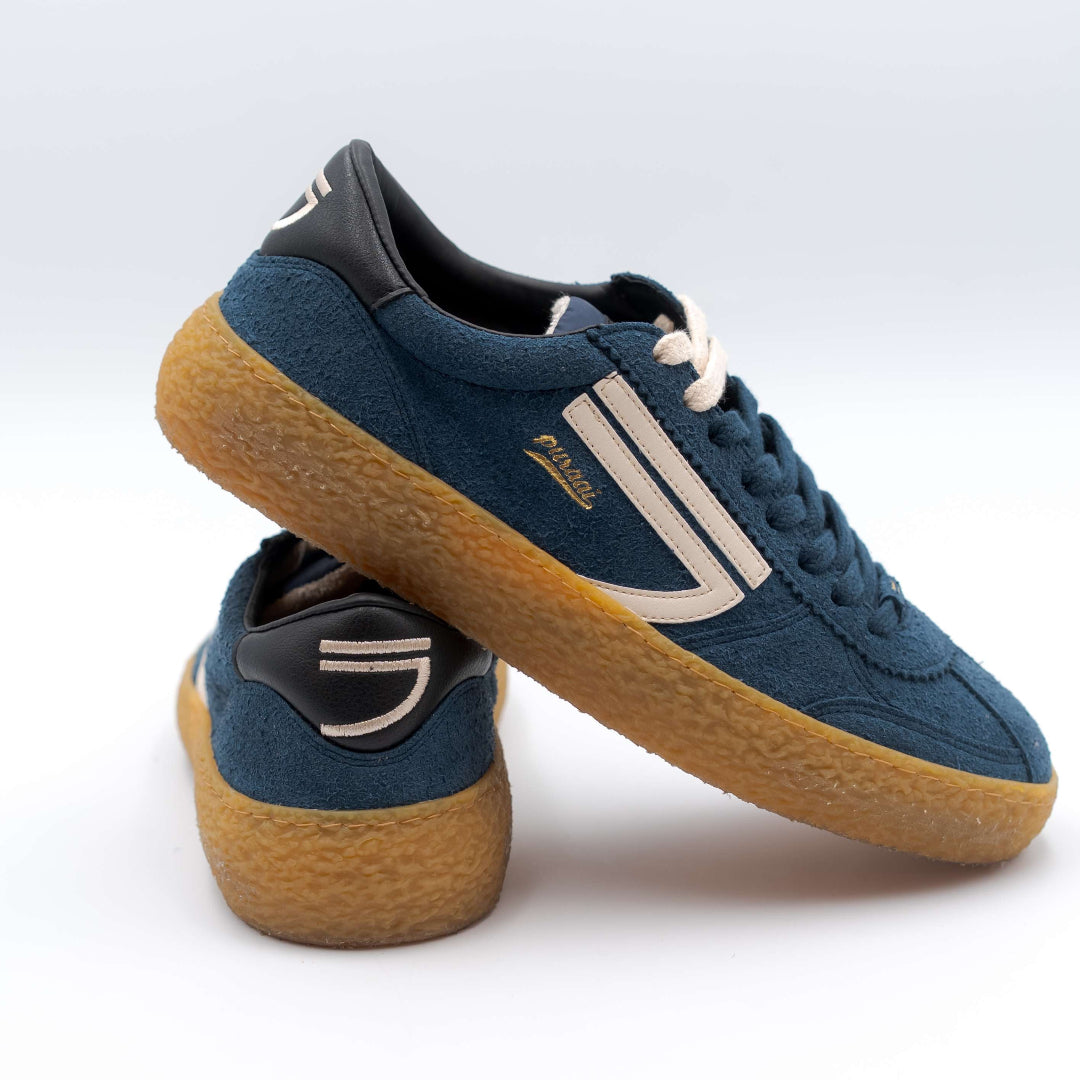 Sneakers vintage puraai da uomo in suede vegano blu con inserti bianchi e suola in gomma, logo ricamato sul tallone - visuale del retro e del lato