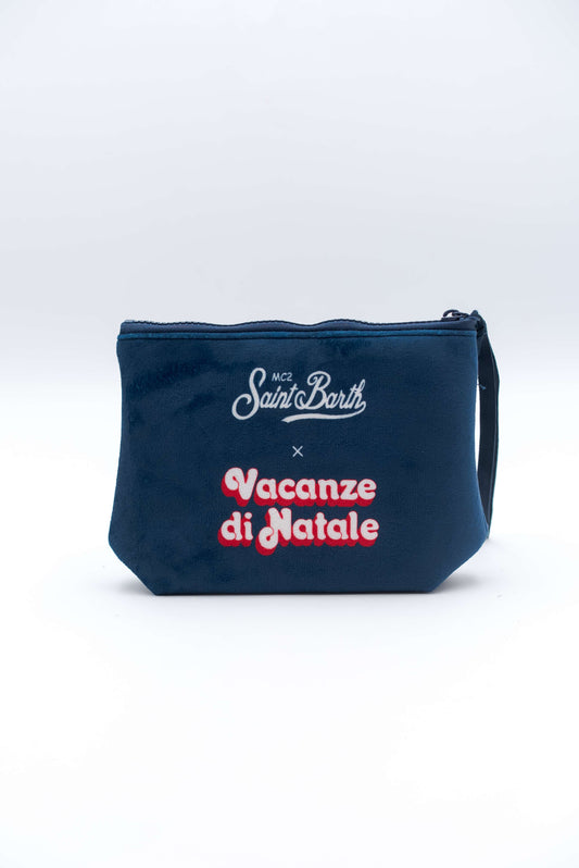 mc2 saint barth pochette aline w vacanze bello in velluto blu con scritta sul davanti "Non sono bello, piaccio" e logo e dicitura vacanze di natale sul retro - visuale posteriore