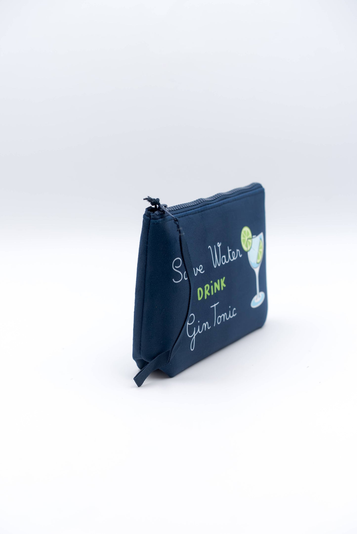 Pochette di mc2 saint bart modello aline w drink gin con scritta "save water drink gin tonic" - visuale laterale