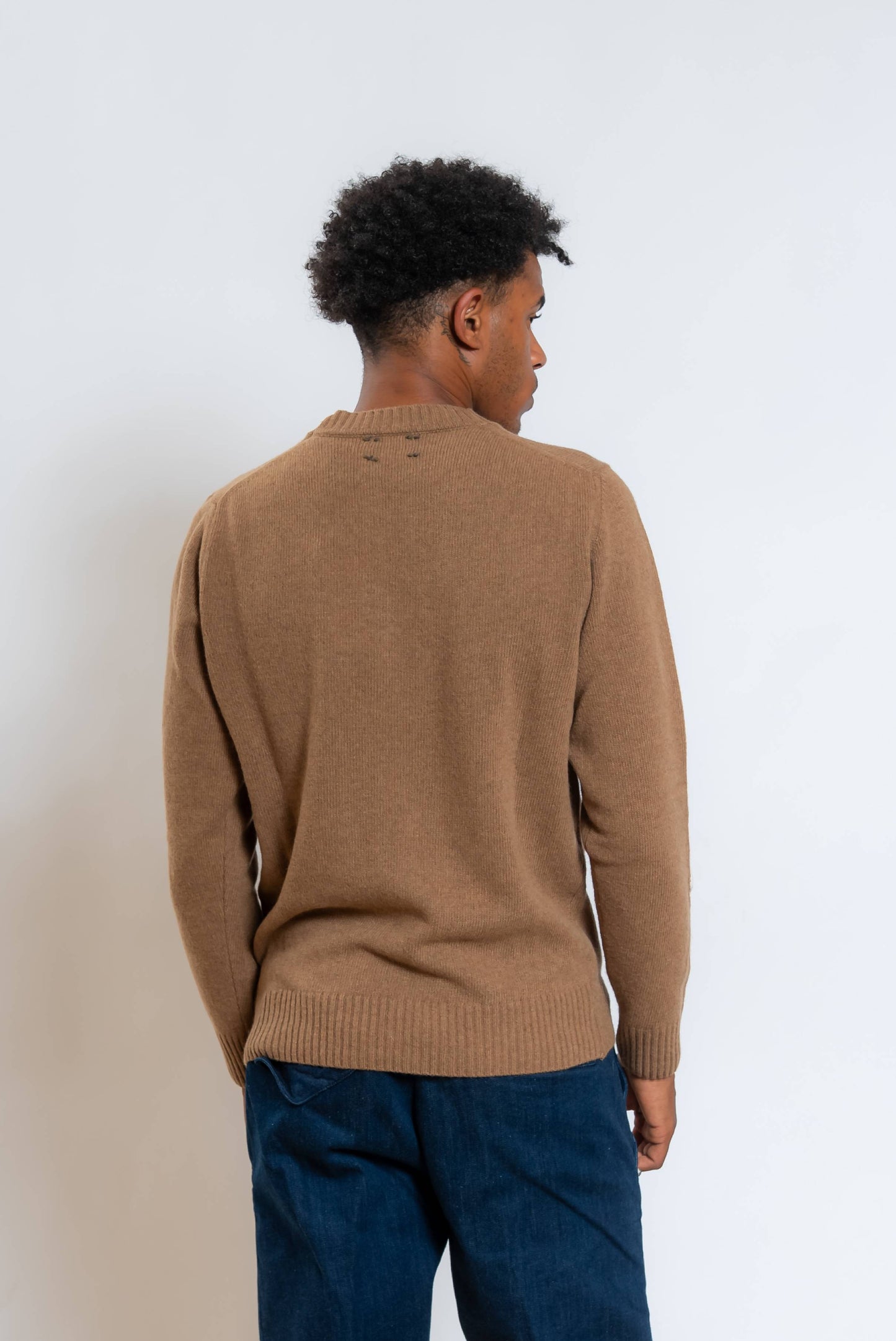 maglione bond di bob in lana beige scuro, visuale posteriore