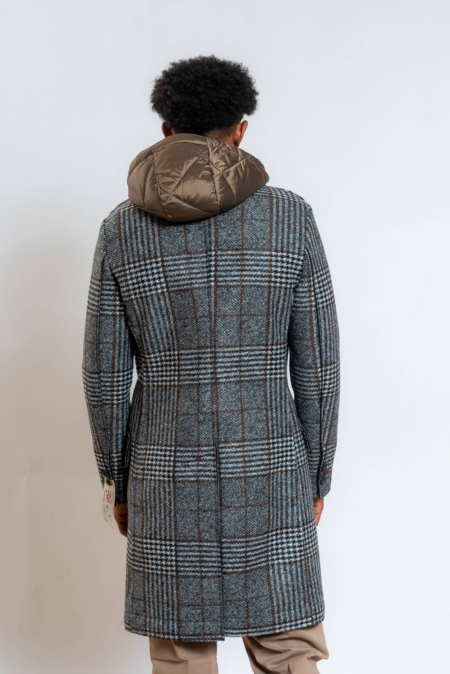 visuale posteriore del cappotto fenit di bob in pied de poule grigio e nero