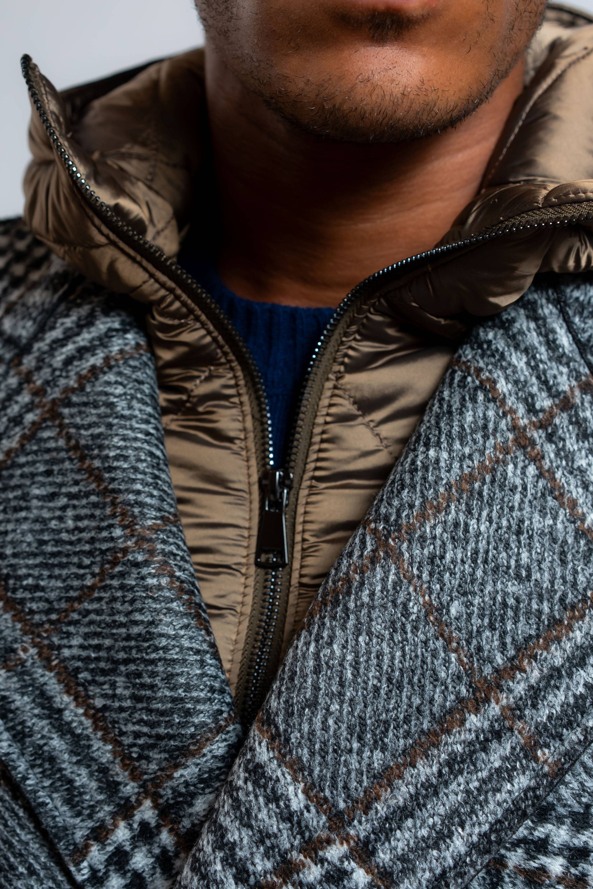 Dettaglio del cappotto di bob modello fenit in pied de poule grigio e nero con cappuccio marrone imbottito removibile