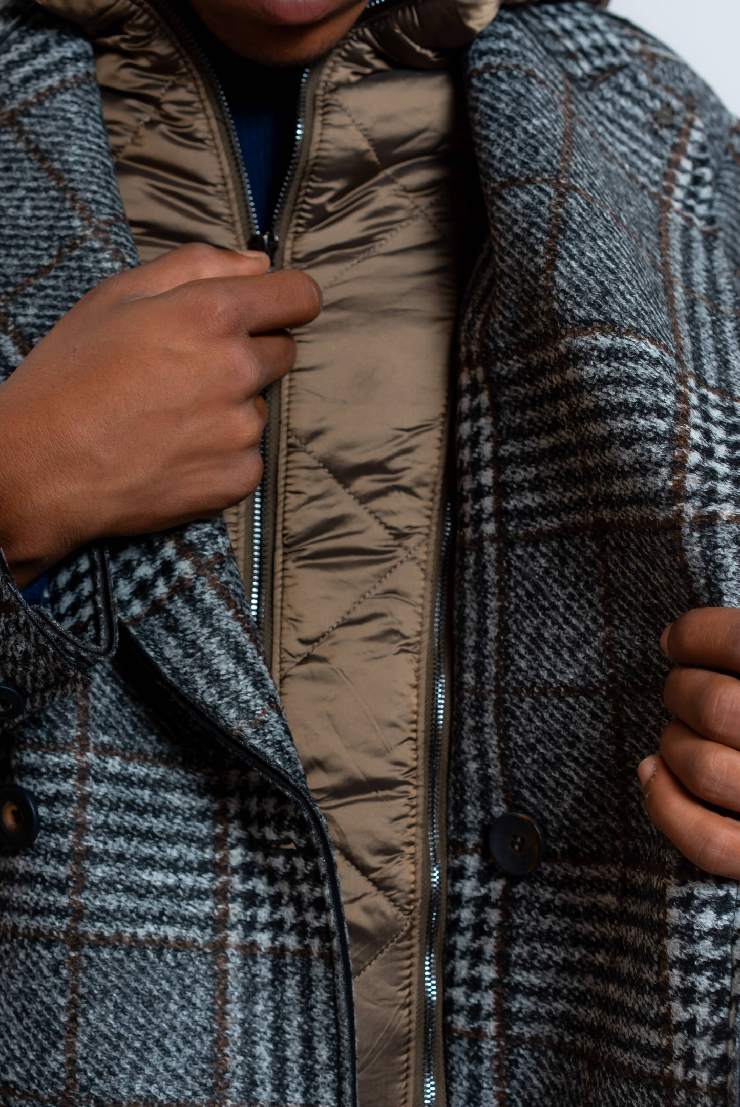 Dettaglio del cappuccio removibile sul cappotto di bob modello fenit in pied de poule grigio e nero 