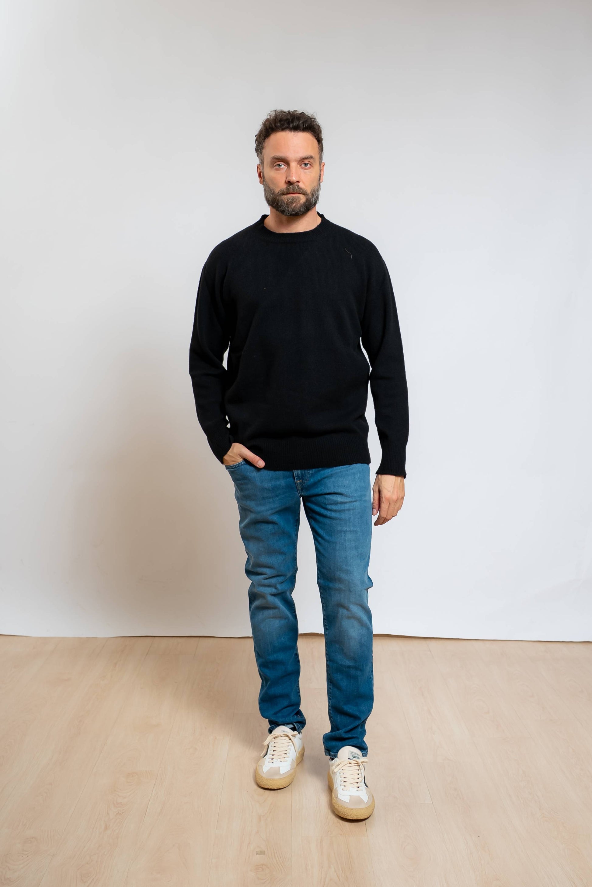 roy roger's jeans blu chiaro 517 westend slim fit modello cinque tasche abbinati ad un maglione nero e sneakers bianche