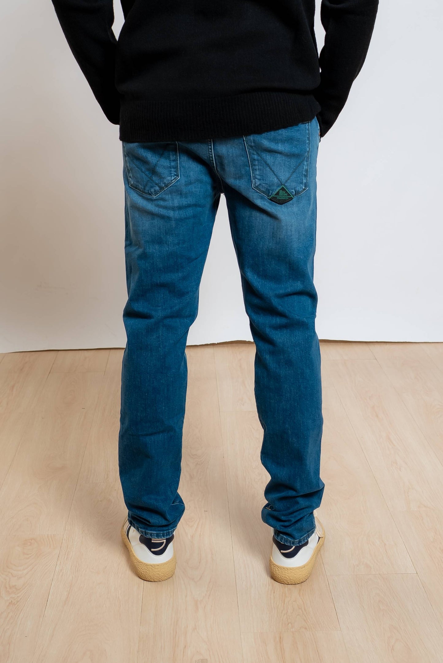 roy roger's jeans blu chiaro 517 westend slim fit modello cinque tasche, vista posteriore