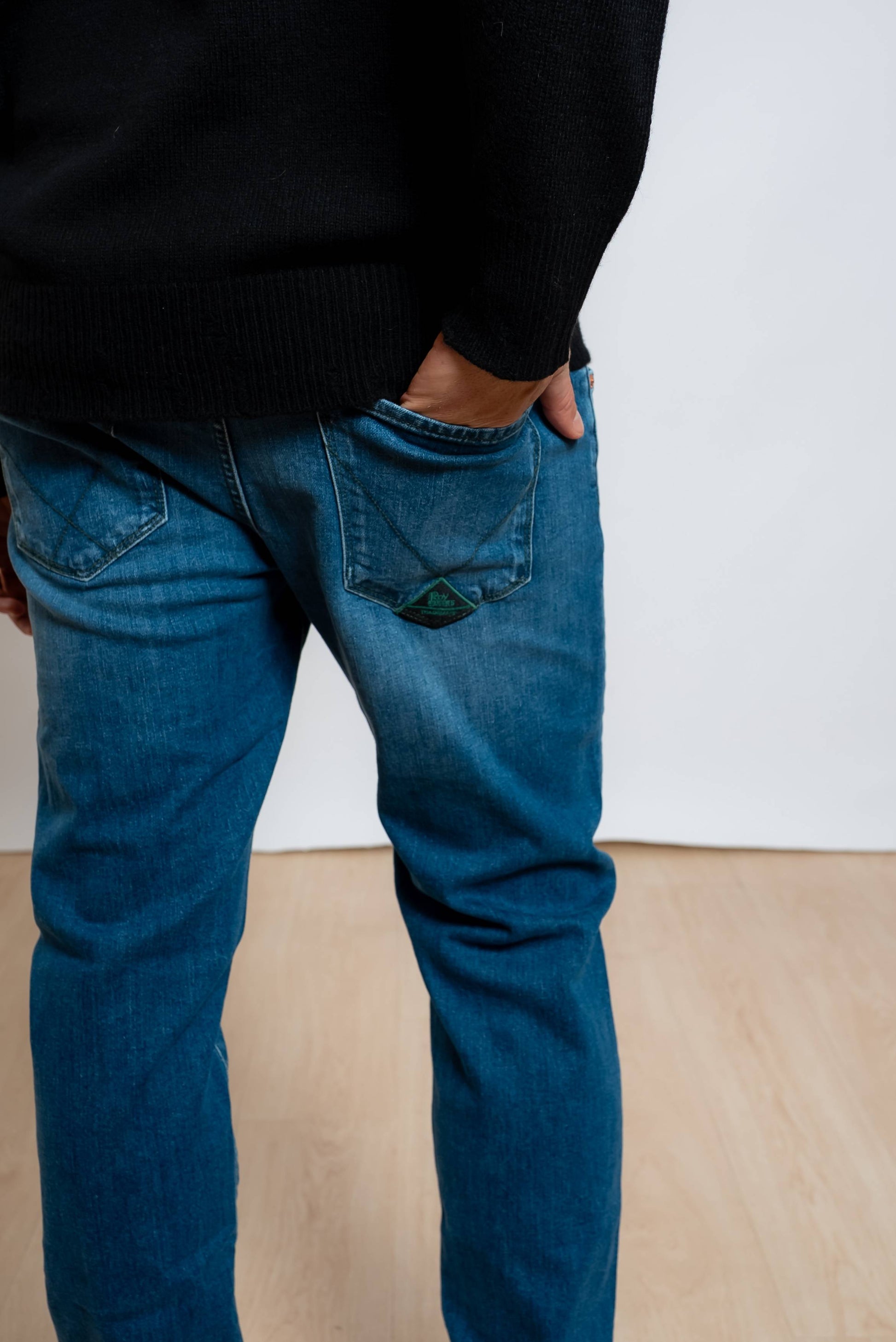 dettaglio tasca posteriore ed etichetta con logo roy roger's sui jeans blu chiaro 517 westend slim fit modello cinque tasche