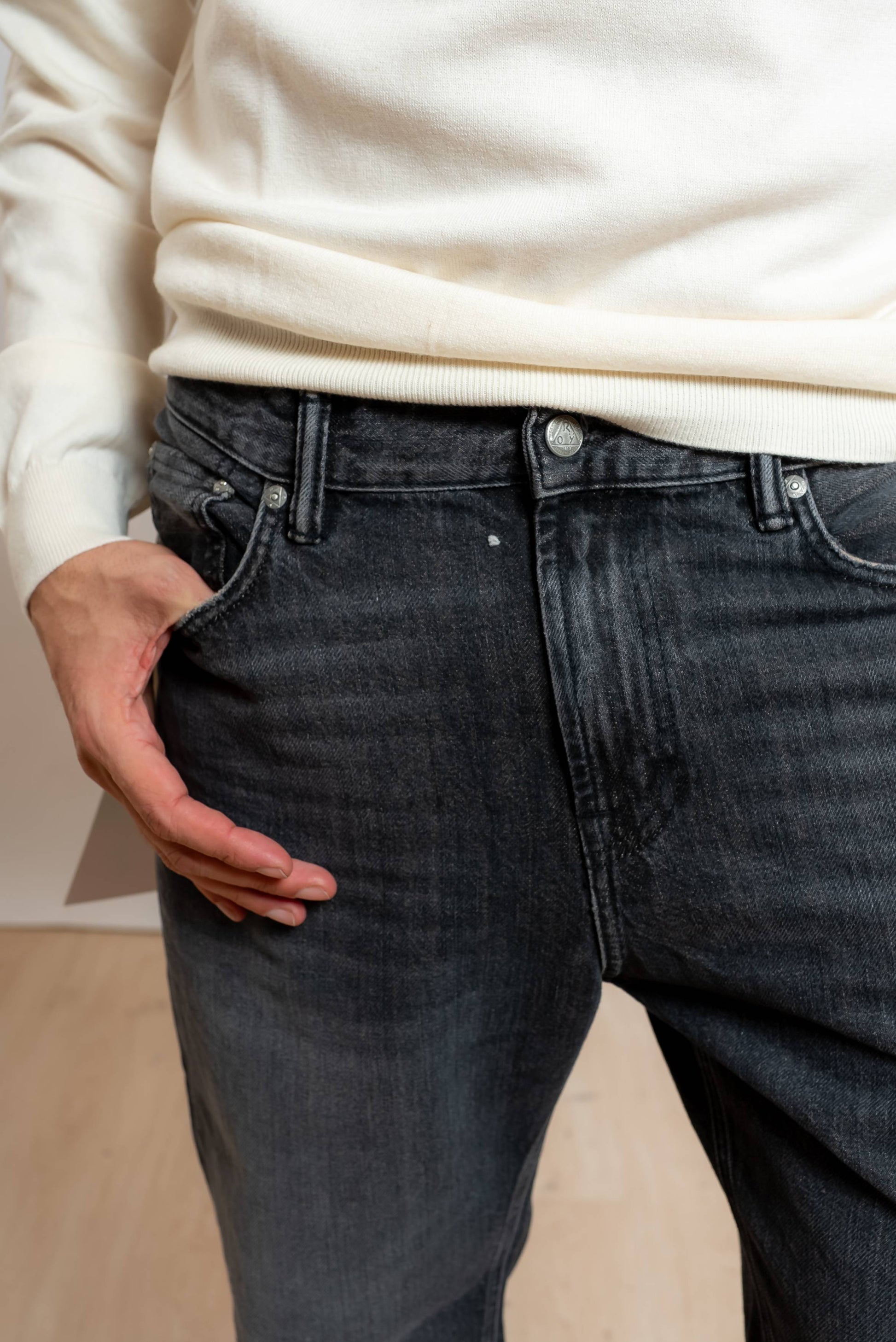 dettaglio tasche frontali sul jeans nero drapper re-search parker carrot fit di roy roger's uomo