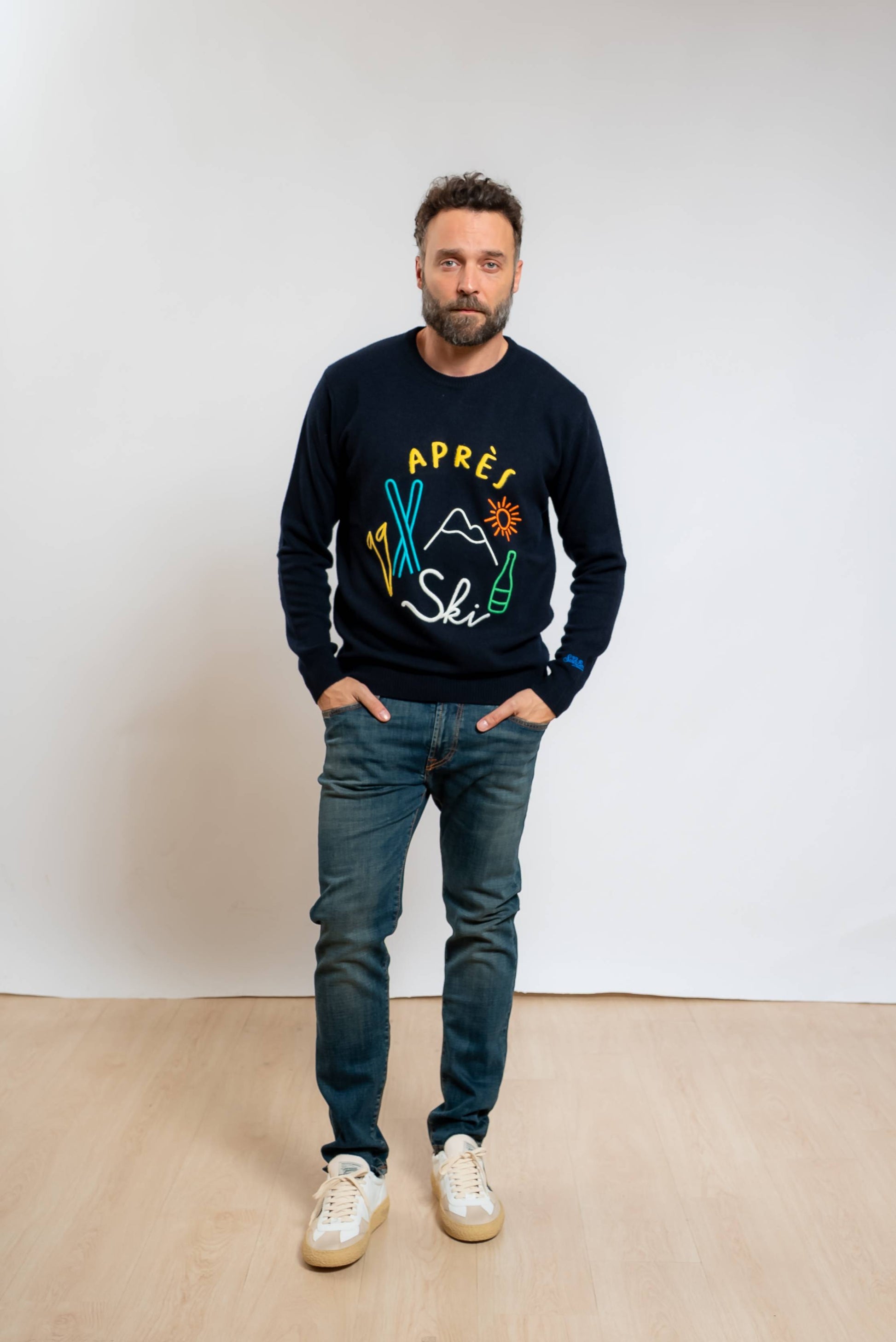 roy roger's uomo jeans blu 517 yonker slim fit abbinato ad un maglione blu