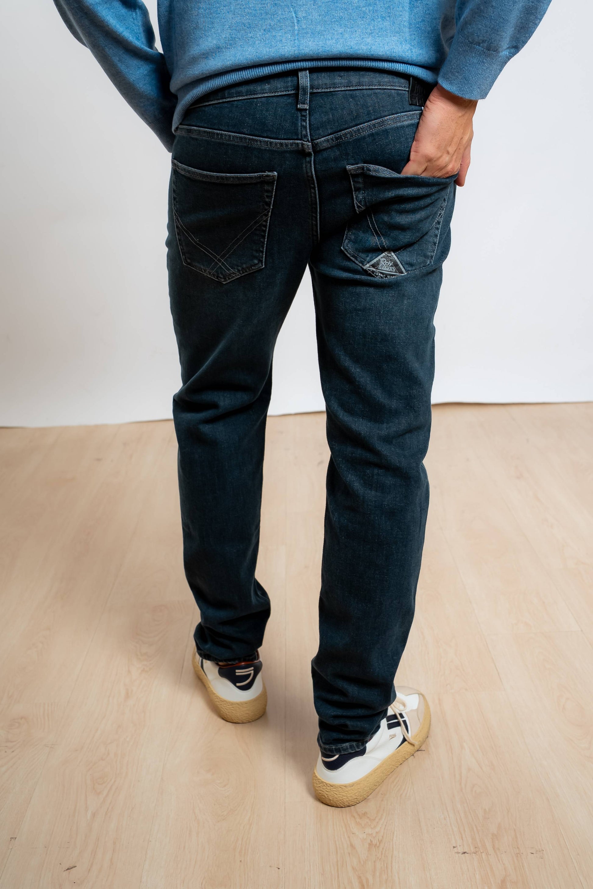 roy roger's uomo jeans blu scuro 517 foxrun slim fit modello cinque tasche, vista posteriore
