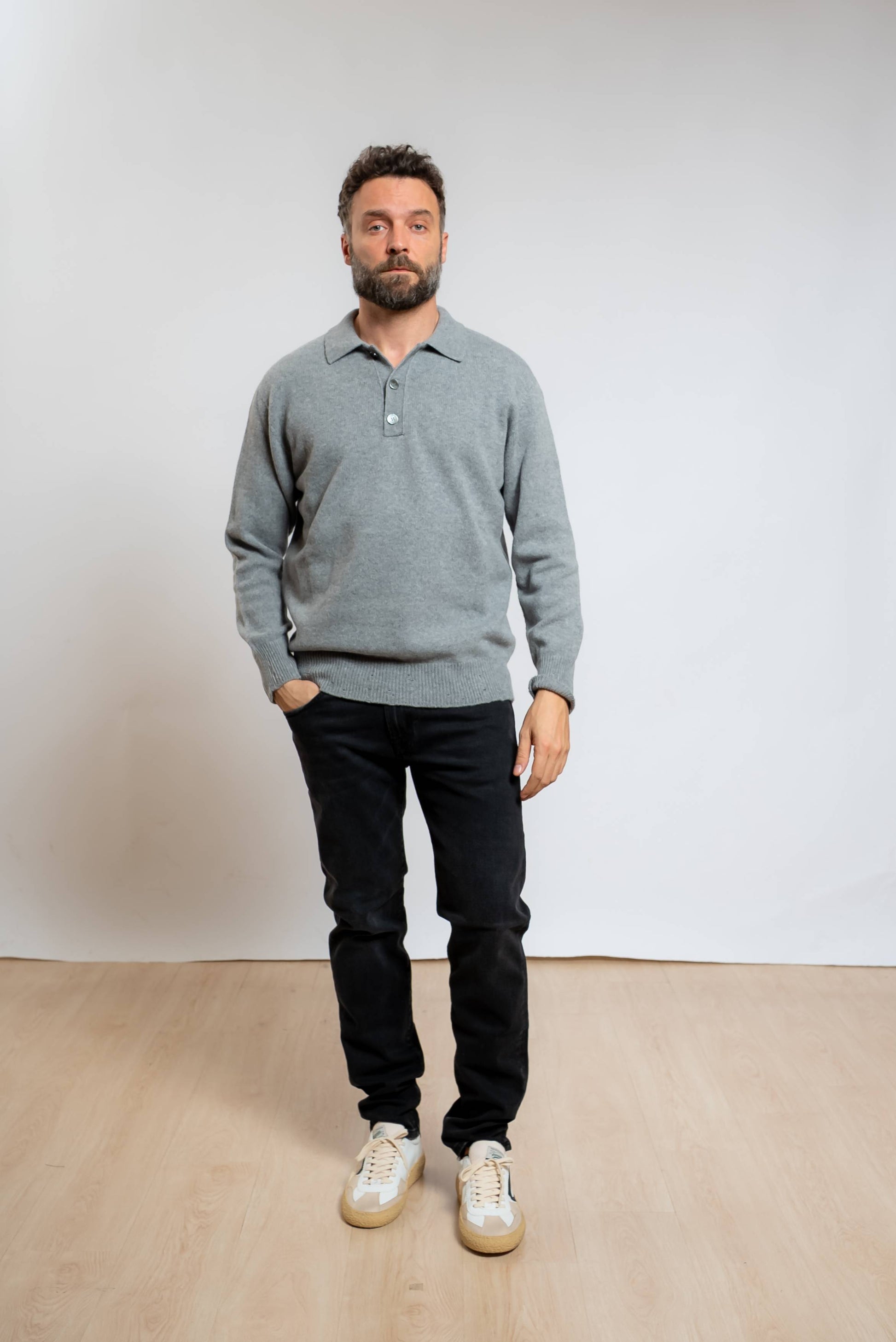 roy roger's uomo Jeans Nero 517 Farrel Slim Fit abbinati ad una polo a maniche lunghe grigia e sneakers bianche