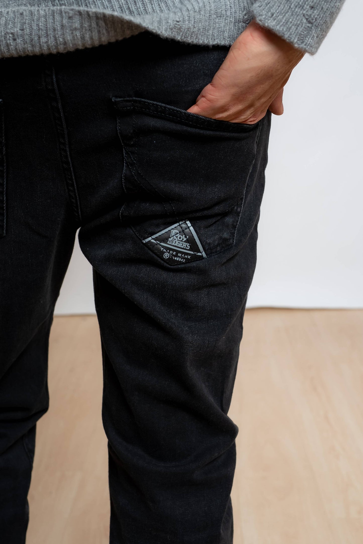 dettaglio tasca posteriore con etichetta in pelle roy roger's sul jeans nero 517 Farrel Slim Fit